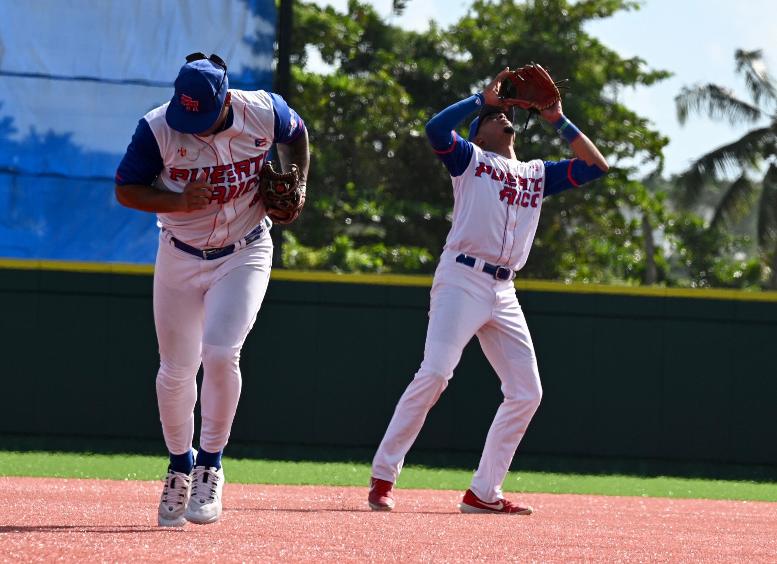 Nelson Molina, de Puerto Rico, pide y se coloca debajo de un bombo durante el juego ante Curazao en el estadio de Bahamas este domingo.