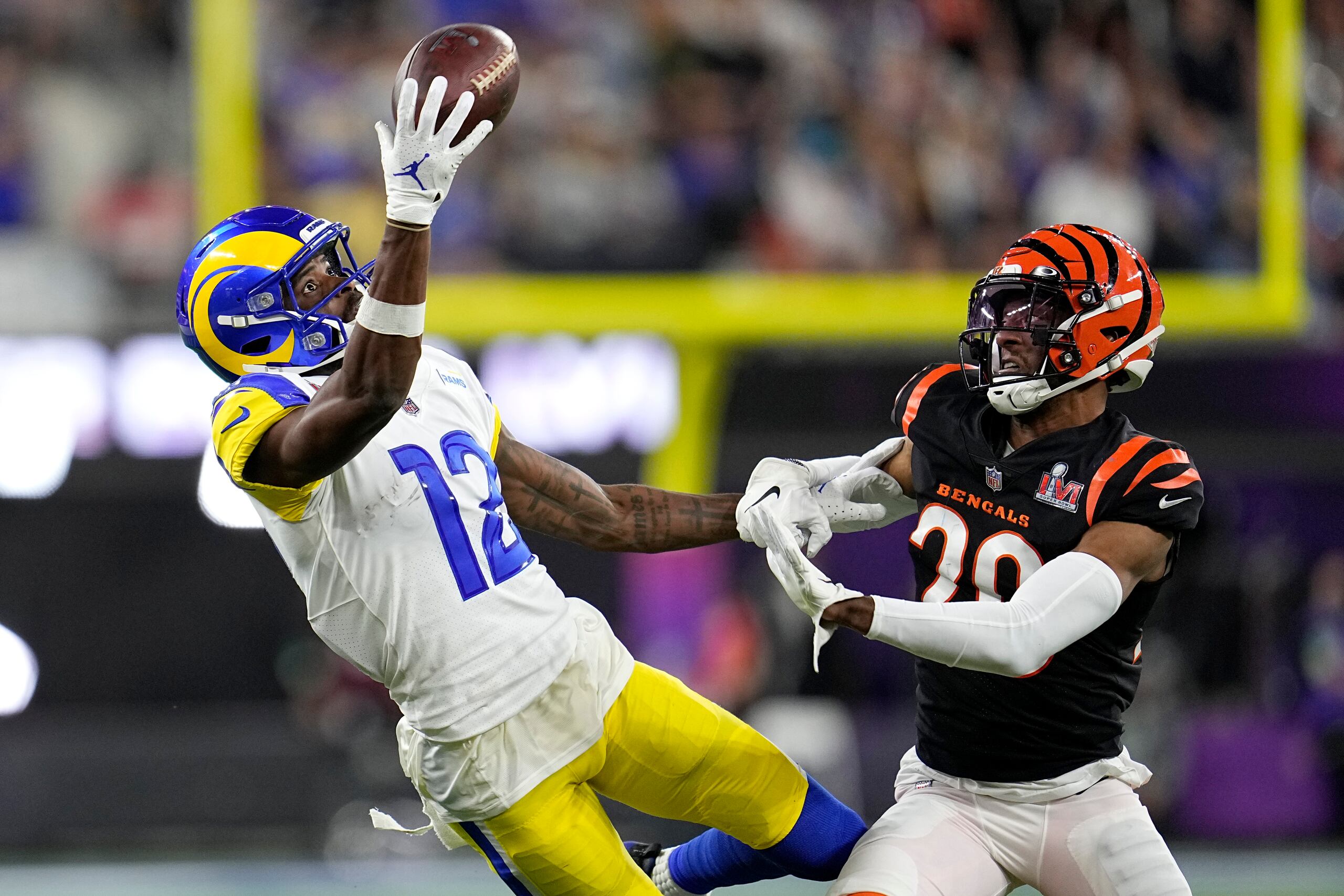 Van Jefferson (12), wide receiver de los Rams de Los Ángeles, no puede completar un pase en contra de los Bengals de Cincinnati ante la cobertura del cornerback Eli Apple durante la segunda mitad del Super Bowl 56, el domingo 13 de febrero de 2022, en Inglewood, Calif. El segundo hijo de Jefferson nació el mismo día que se coronó en la NFL.