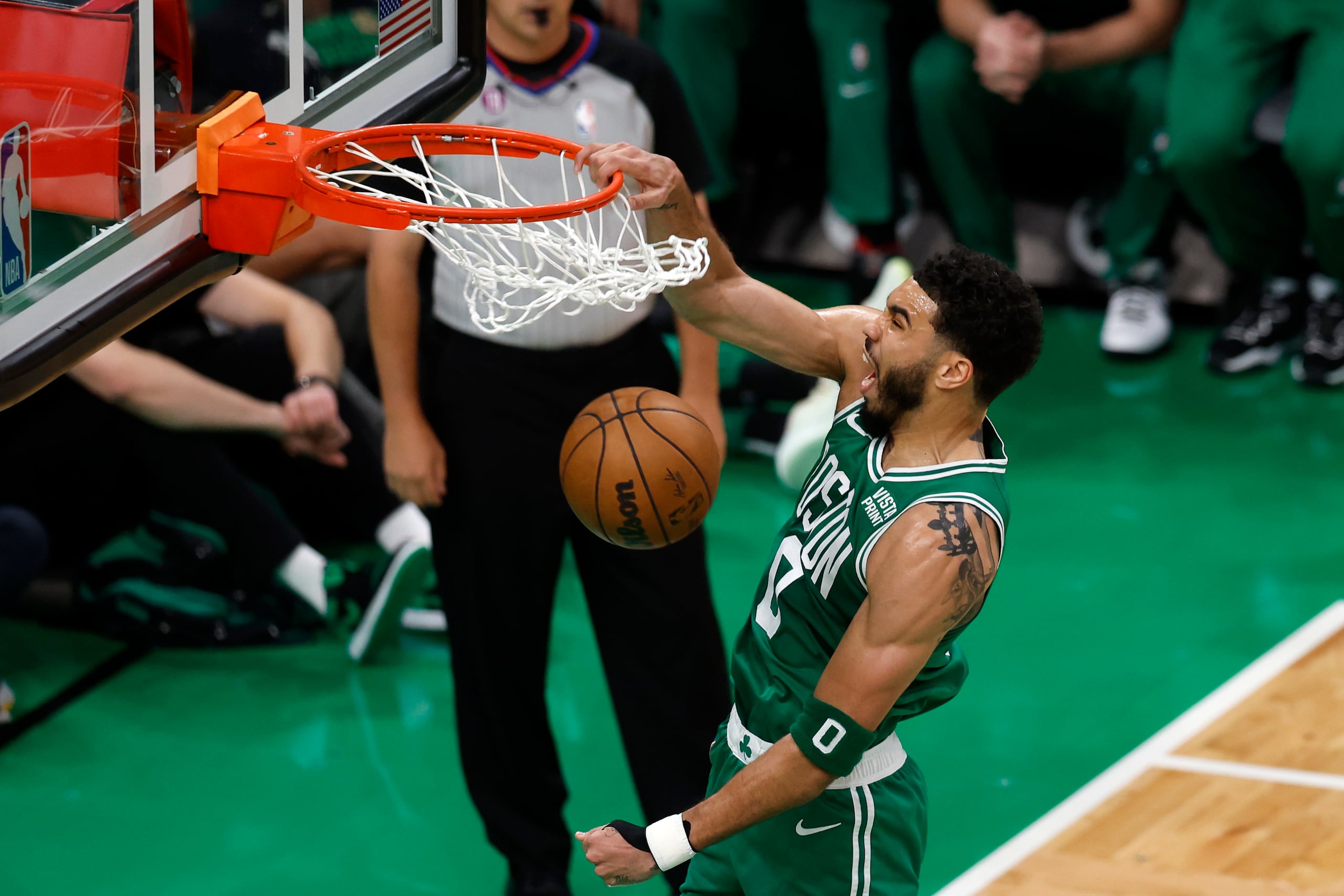 El delantero de los Celtics de Boston, Jayson Tatum, deja escapar un grito durante un donqueo en el partido ante el Heat de Miami el jueves.