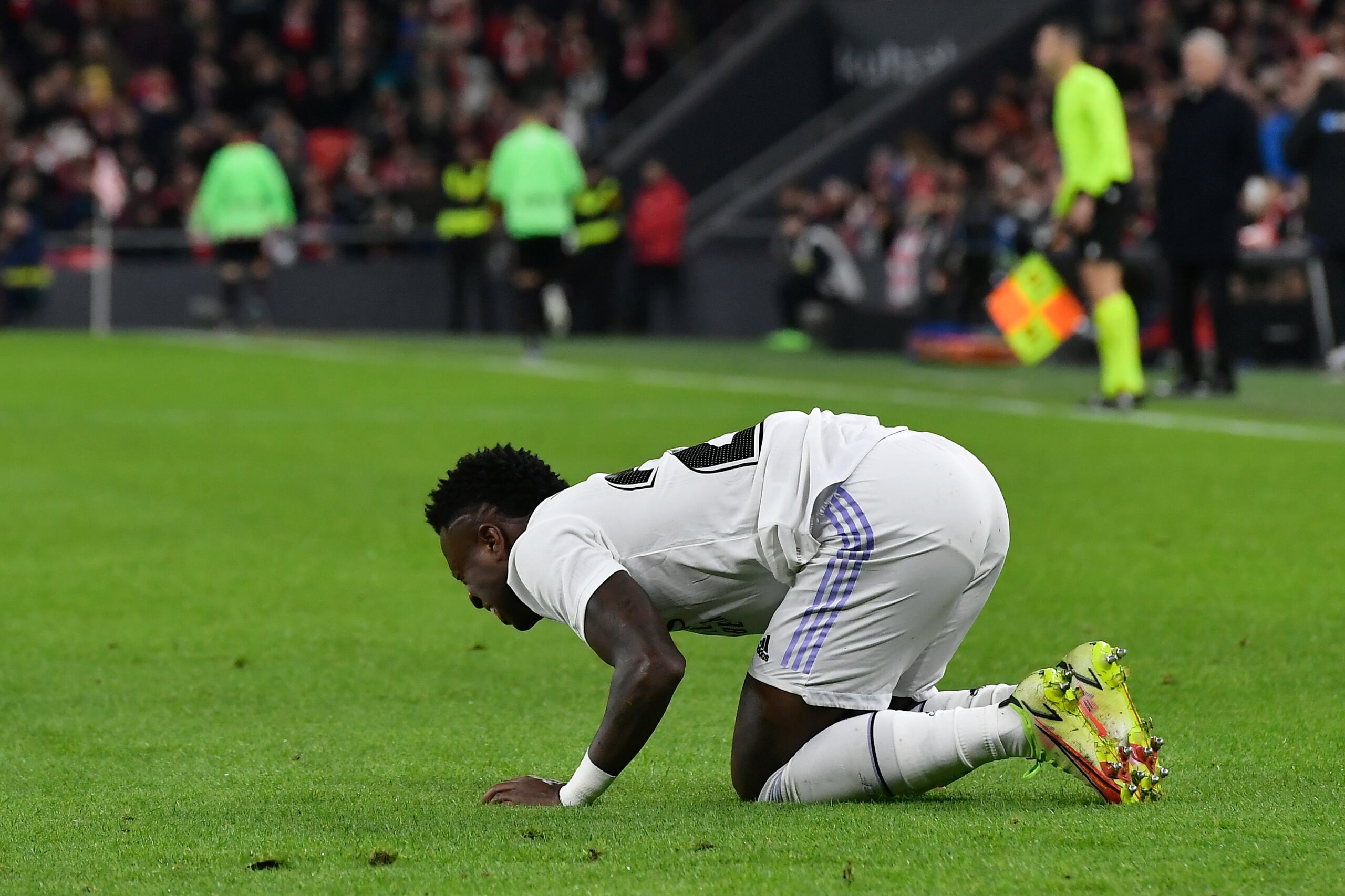 Vinicius Junior del Real Madrid tras recibir una falta en el partido contra el Athletic Bilbao por la Liga española en Bilbao, el domingo 22 de enero de 2023. (AP Foto/Alvaro Barrientos)