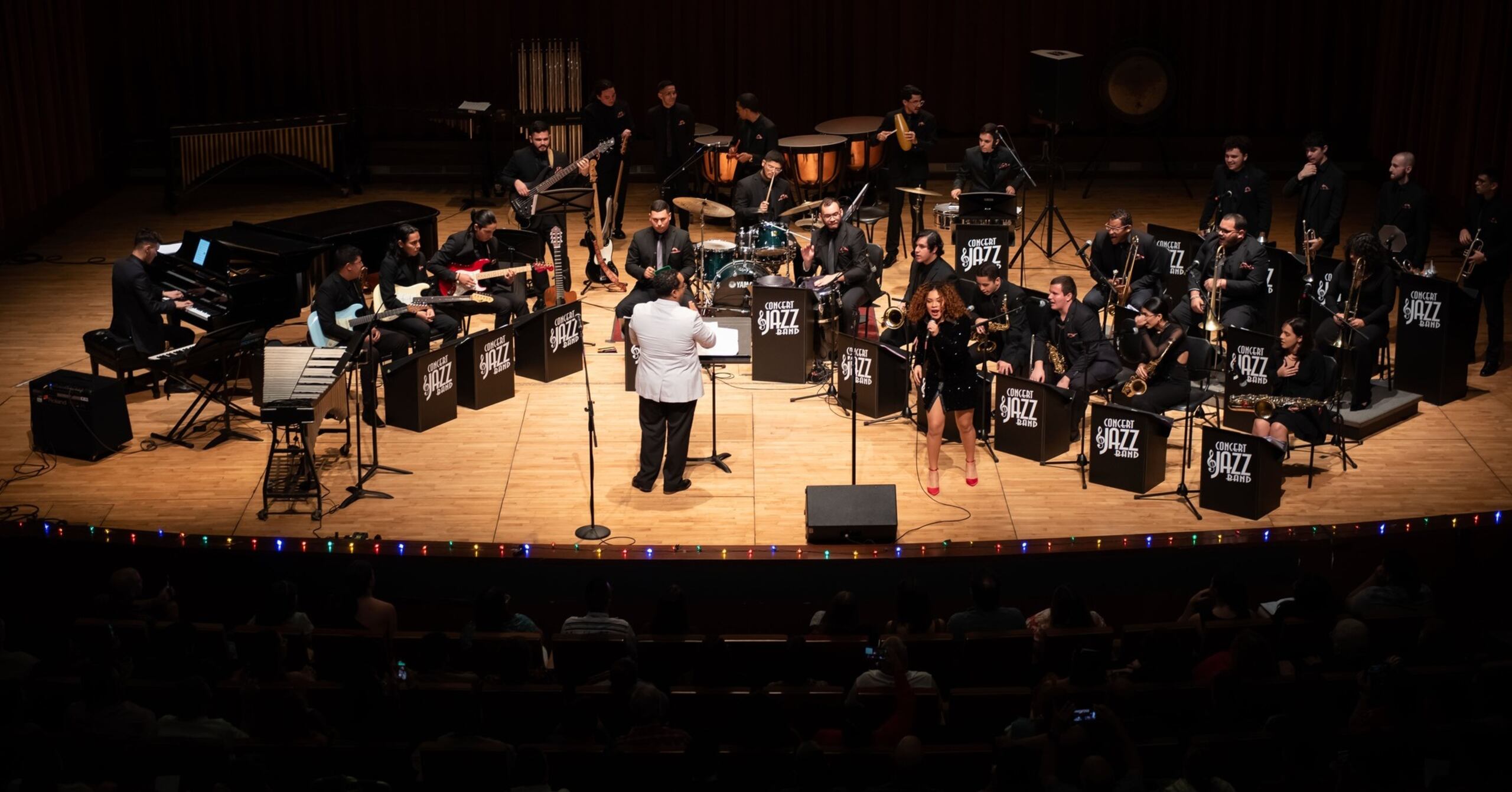 El concierto dara inicio a las 4:00 p.m. en el teatro de la escuela.