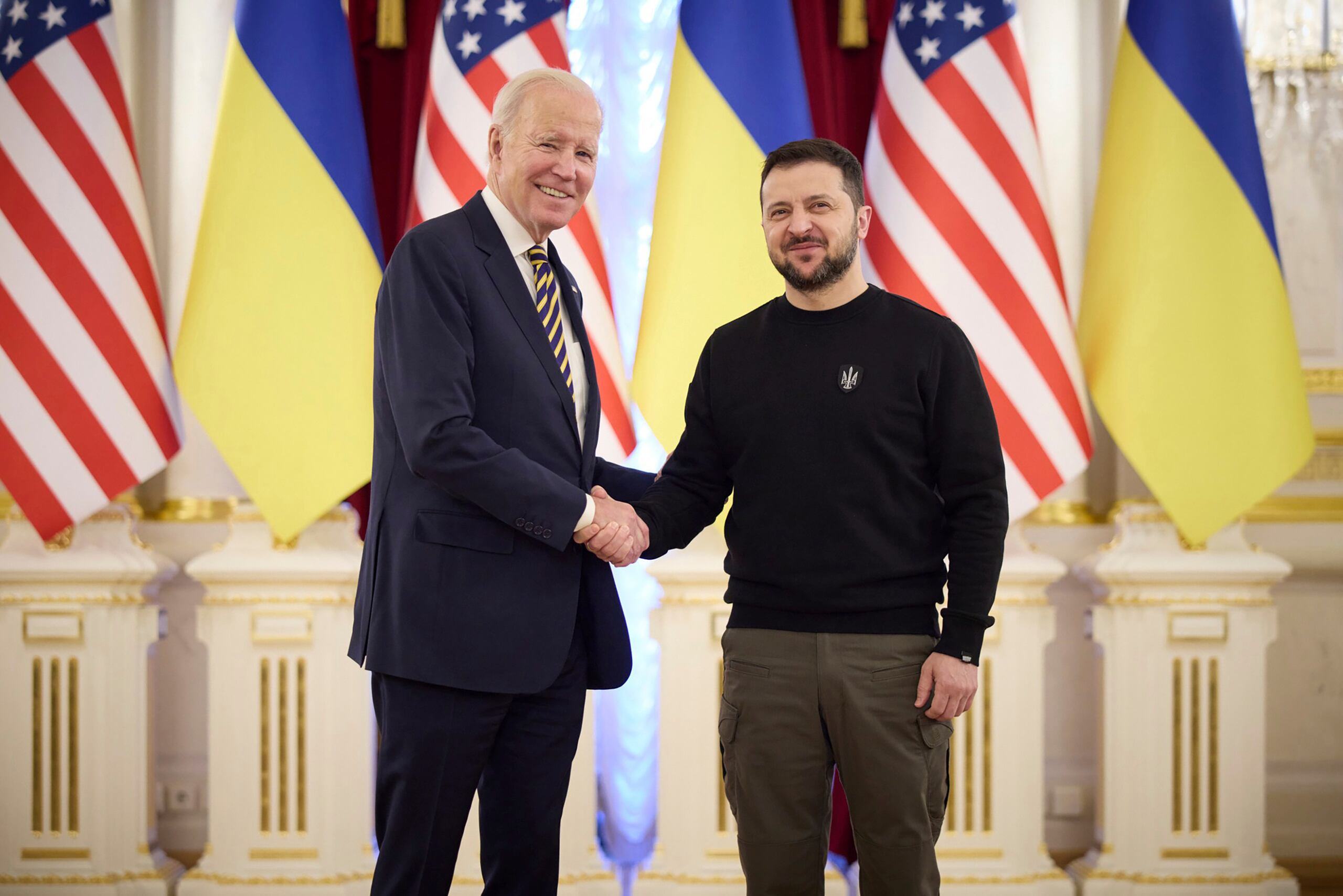 El presidente de Ucrania, Volodymyr Zelenskyy, a la derecha, y el presidente de Estados Unidos, Joe Biden, estrechan la mano durante su reunión en Kiev, Ucrania.