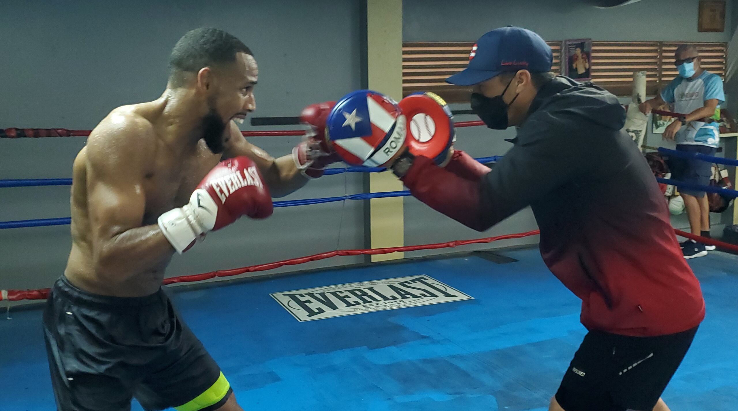 Danielito Zorrilla entrena bajo la tutela del excampeón mundial Román "Rocky" Martínez.