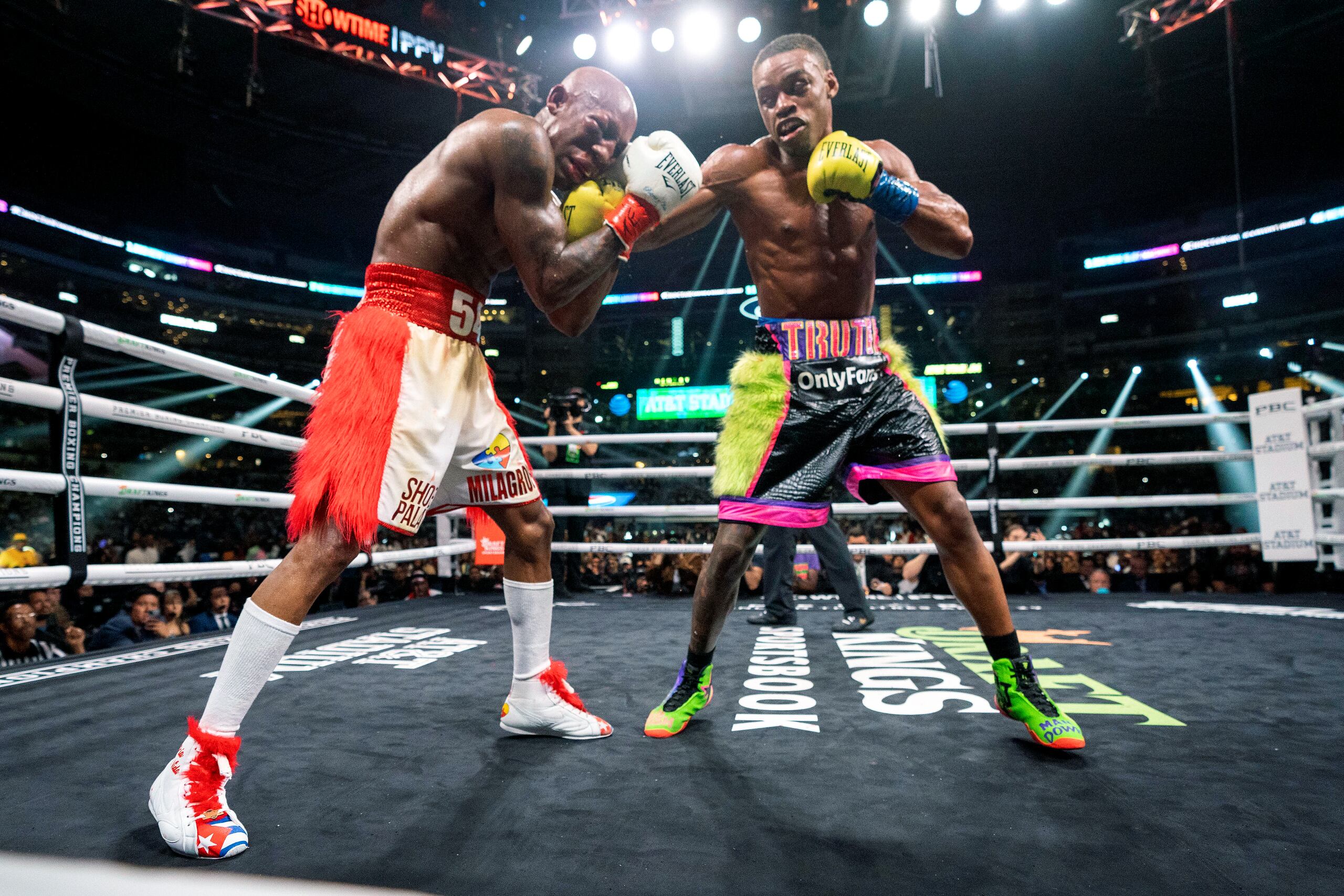 Errol Spence Jr. (derecha) unificó tres cinturones de las 147 libras cuando detuvo al cubano Yordenis Ugas en el décimo asalto.