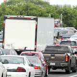 Tapón por camión volcado en Ponce 