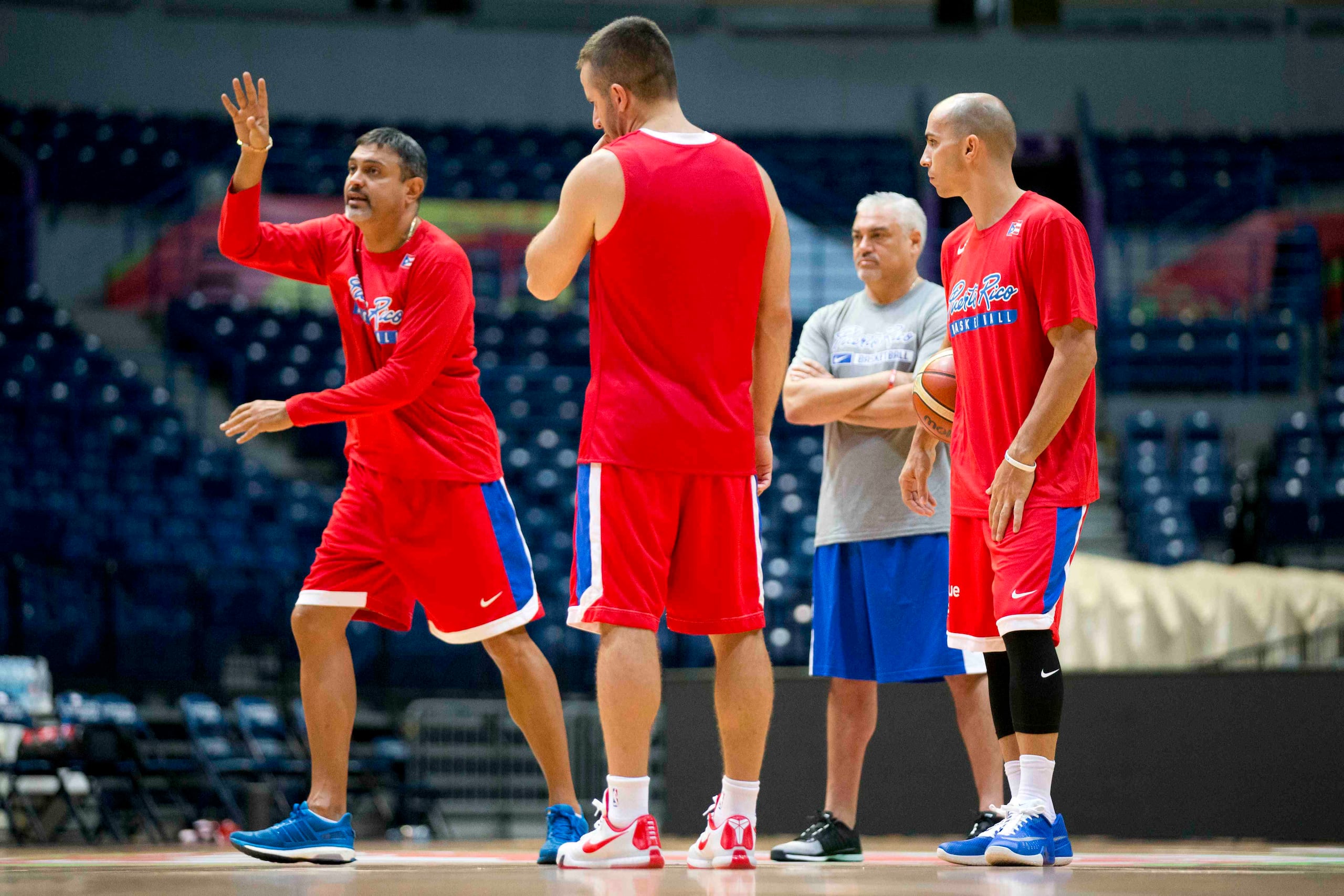 Carlos Arroyo y José Juan Barea escuchan al dirigente Eddie Casiano durante una practica del equipo de Puerto Rico en el Belgrado Arena de cara a su encuentro con Letonia.