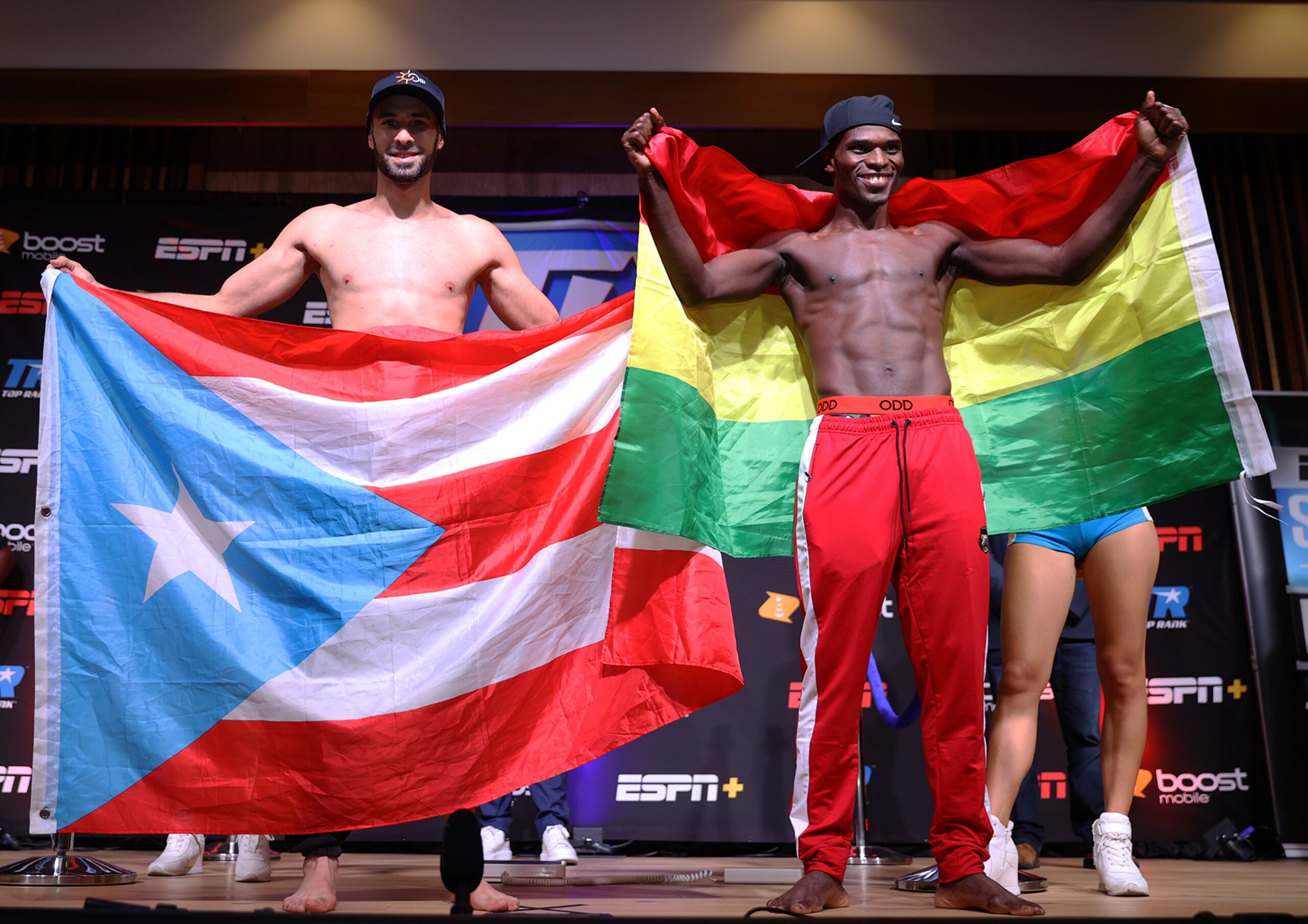 José Pedraza y Richard Commey posan después de cumplir con el pesaje.