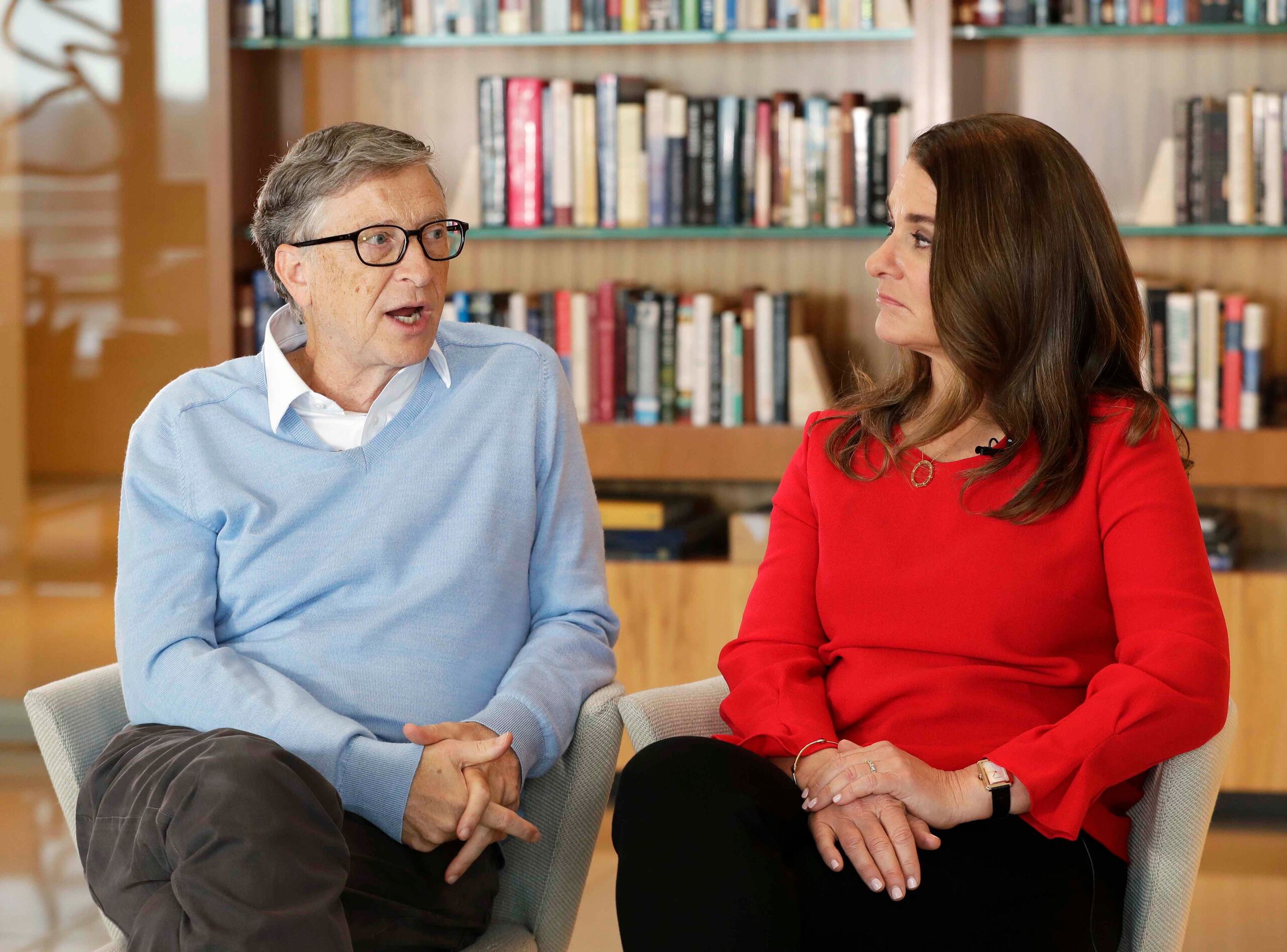 El cofundador de Microsoft, Bill Gates, y su esposa, Melinda, participan en una entrevista con The Associated Press en Kirkland, Washington. (AP)