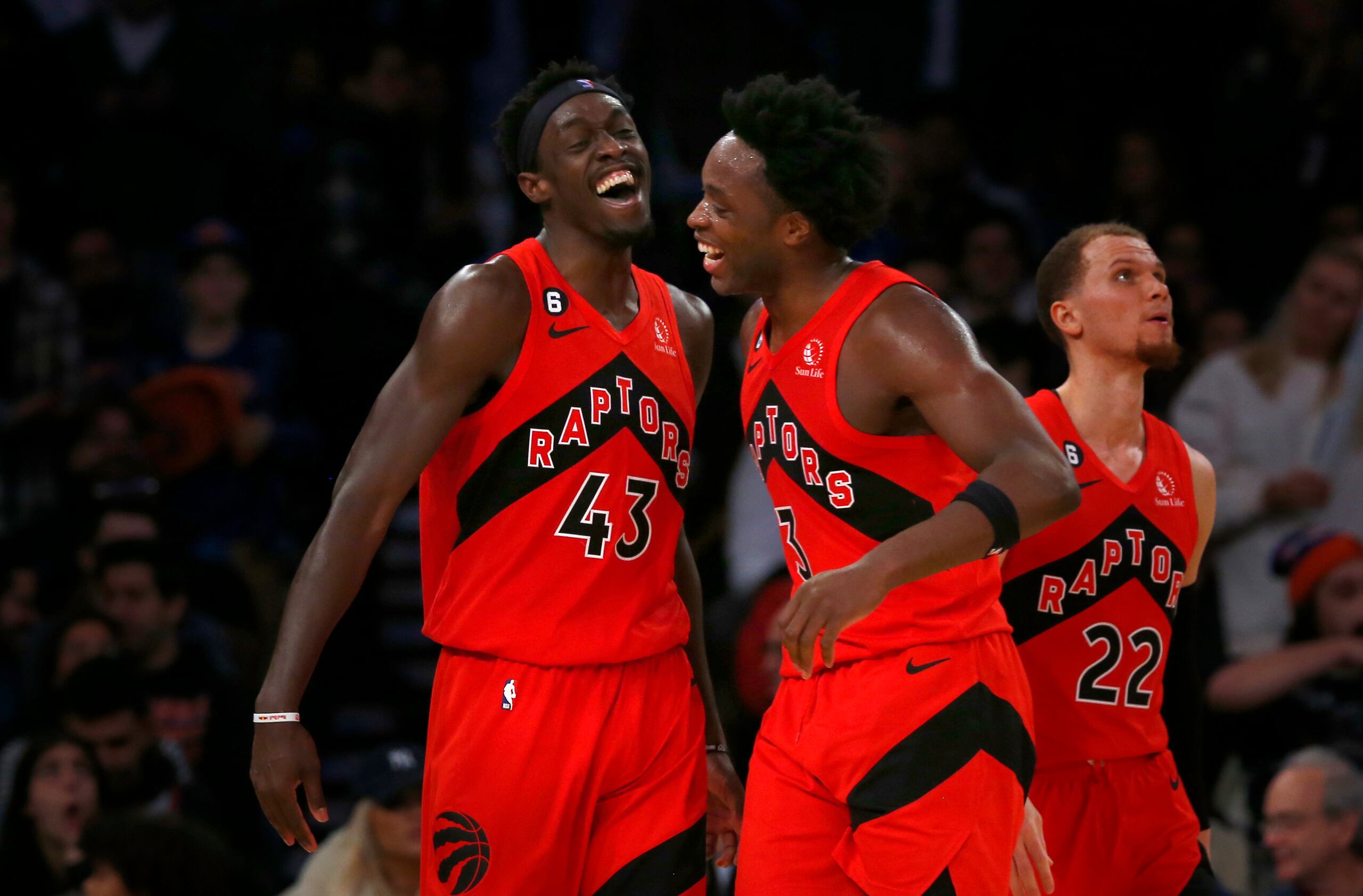 Pascal Siakam (43), y O.G. Anunoby, de los Raptors de Toronto, celebran después de que Siakam superara los 50 puntos el miércoles ante los Knicks de Nueva York.