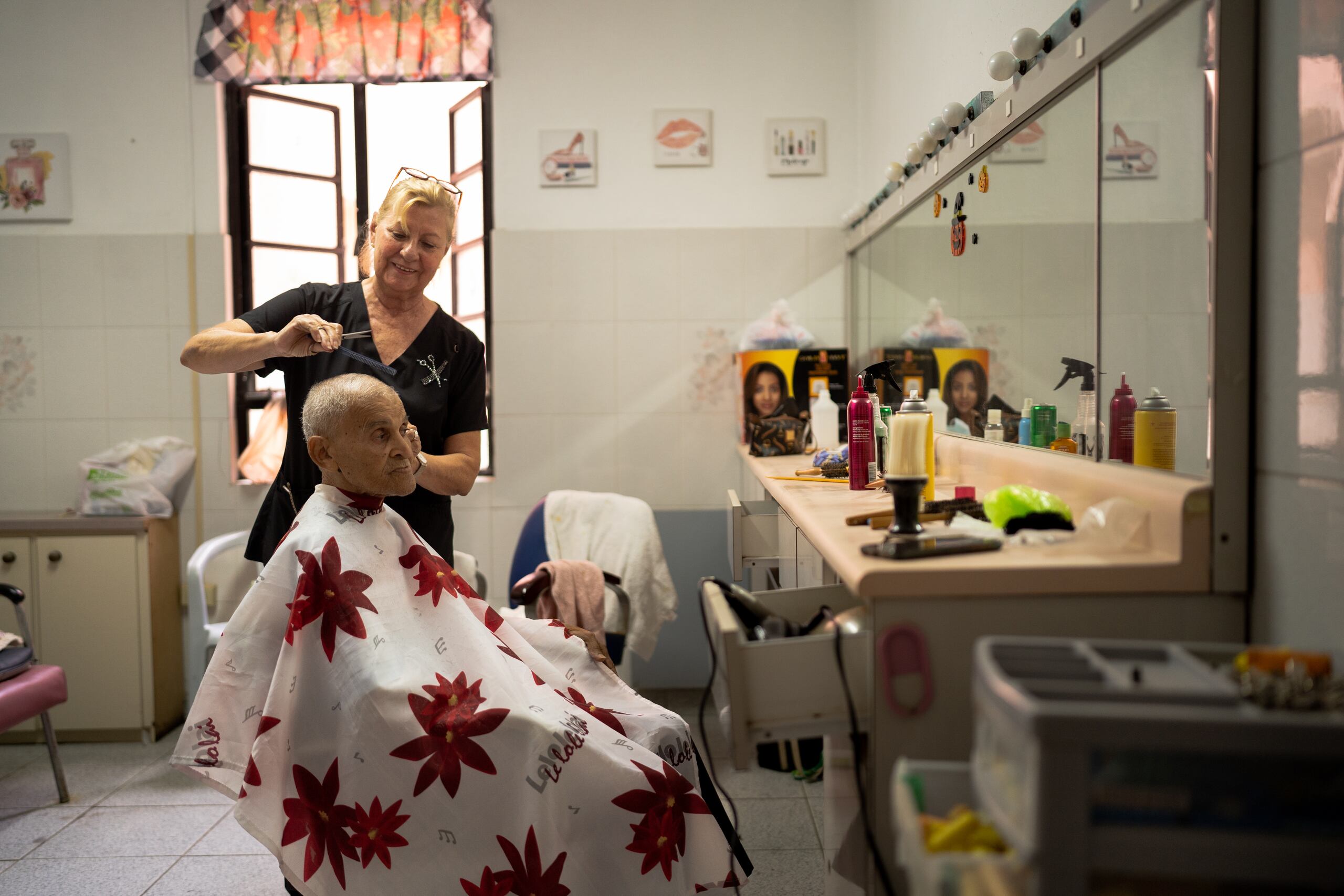 Aunque el asilo recibe voluntarios, las Hermanitas y los empleados son quienes se encargan de cuidar y velar por los ancianos.