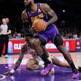 Lakers derrotan a Hawks 130-114 en cuarta victoria seguida