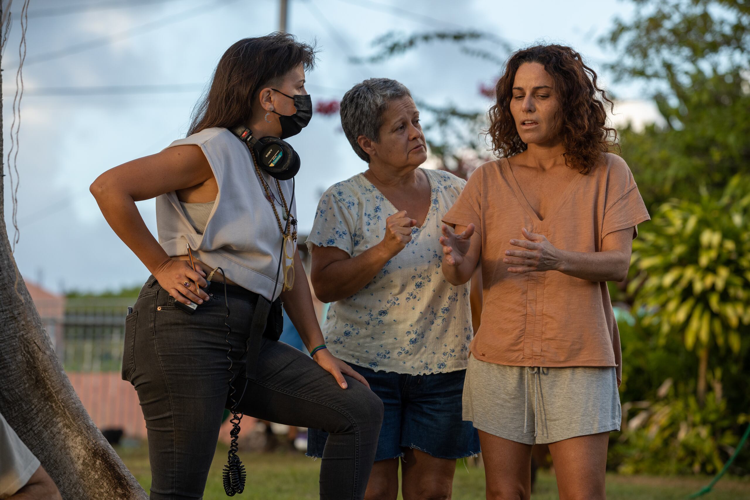 "La pecera", escrita y dirigida por Glorimar Marrero (izquierda), cuenta con las actuaciones de Magali Carrasquillo e Isel Rodríguez.