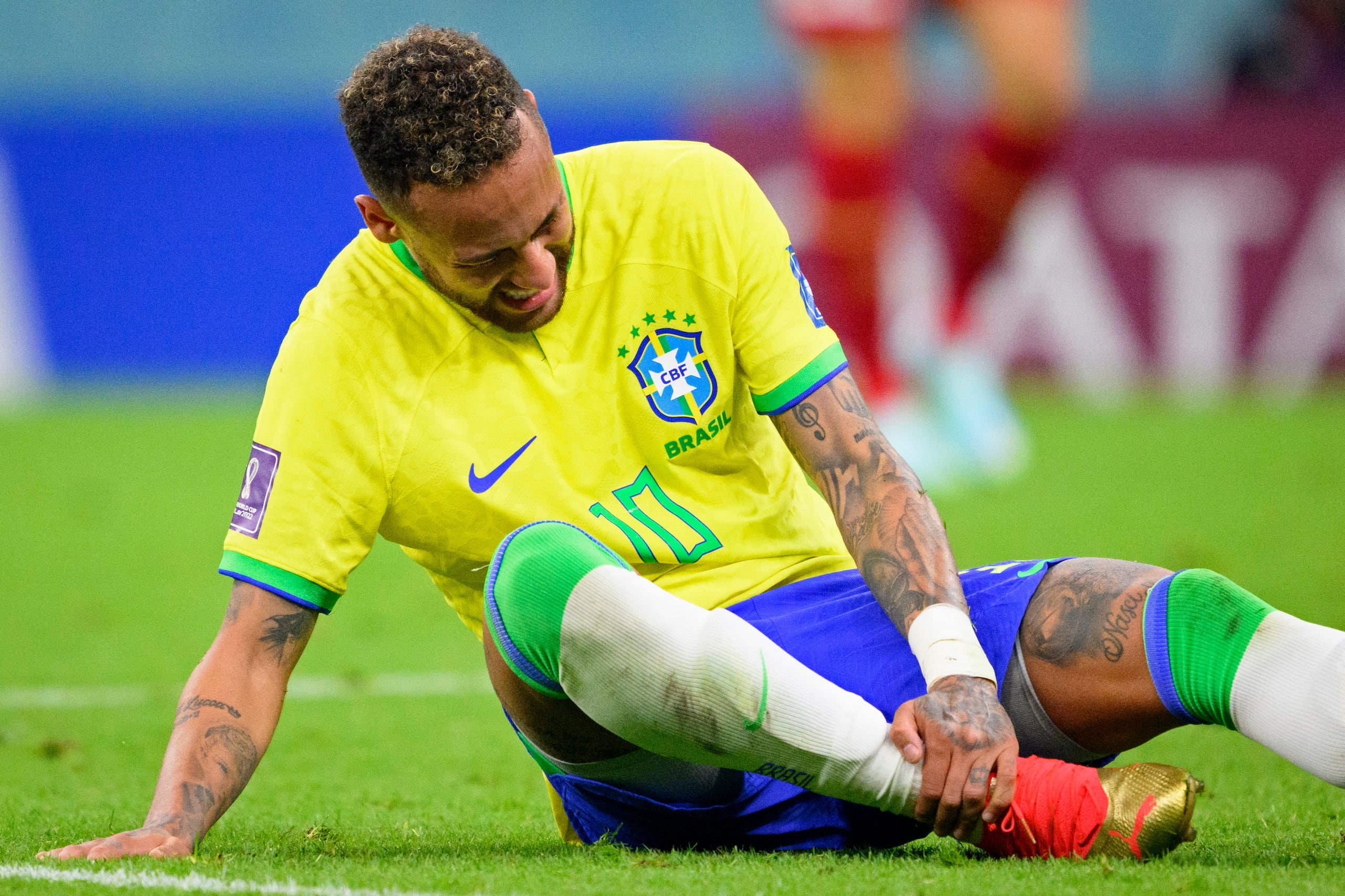 El delantero brasileño Neymar se sujeta el tobillo durante el partido contra Serbia por el Grupo G del Mundial, el jueves 24 de noviembre, en Lusail, Qatar. (Laurent Gillieron/Keystone vía AP)