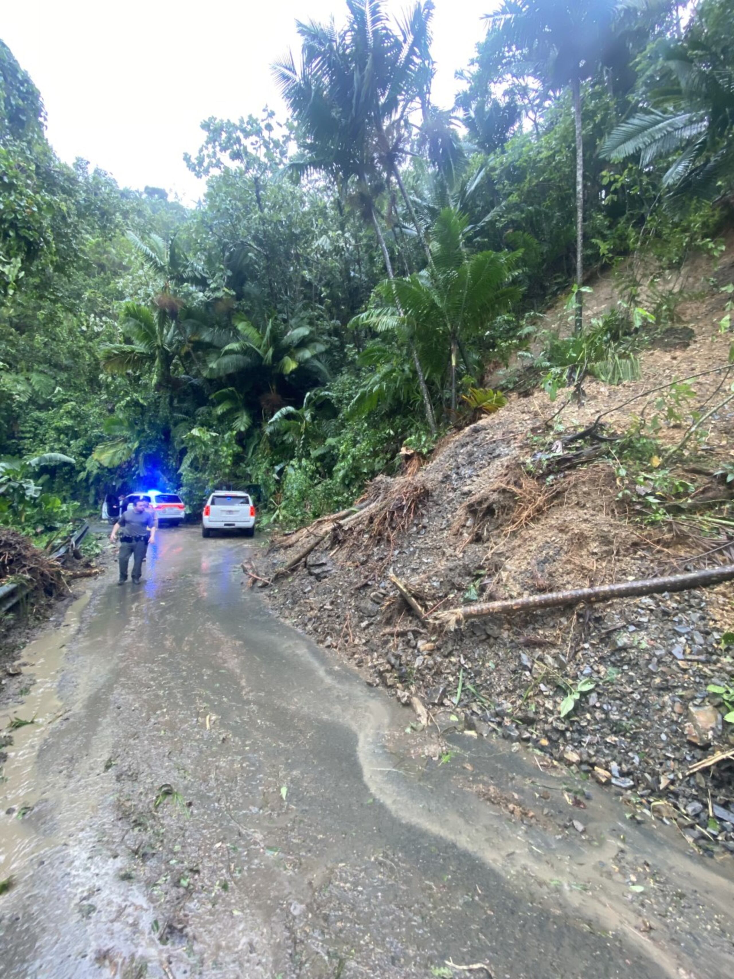 Las brigadas trabajan en la remoción y estabilización del terreno.