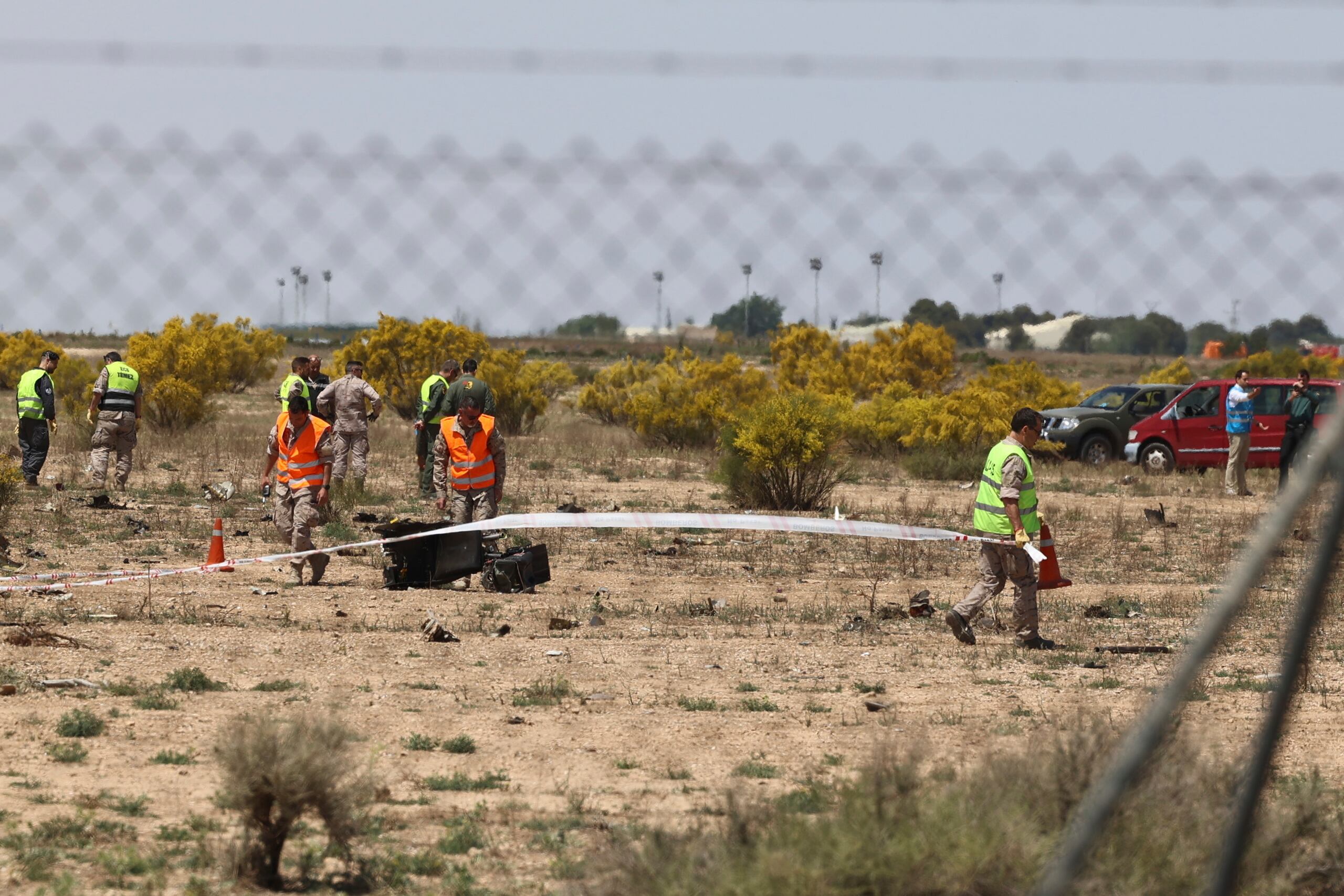 Miembros de los servicios de emergencia en el área donde se estrelló un caza F-18 en Zaragoza, España, el sábado 20 de mayo de 2023. (Fabian Simon/Europa Press vía AP)