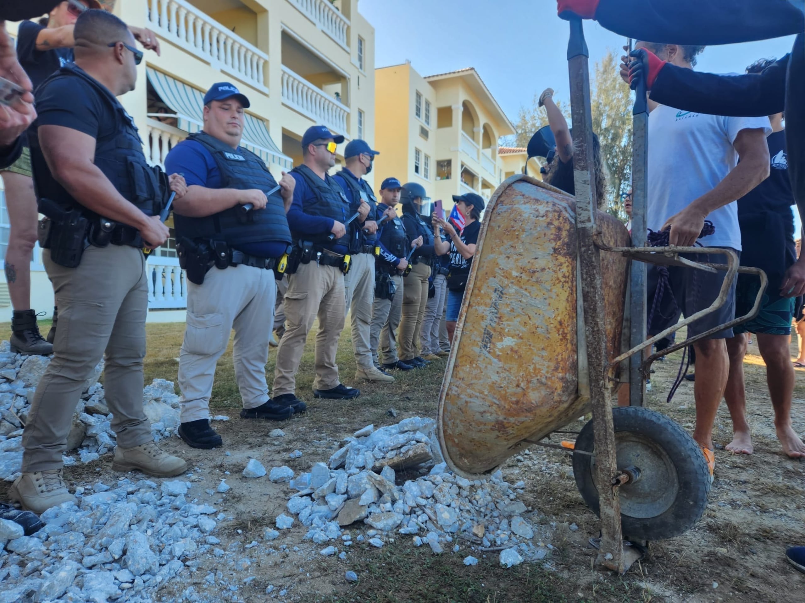 Movilización de agentes en los predios del condominio Sol y Playa el sábado, 4 de marzo de 2023.