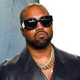 Kanye West le arrebata celular a una mujer que lo grababa en California