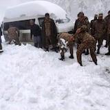 Al menos 16 turistas varados mueren en sus vehículos por una nevada en Pakistán