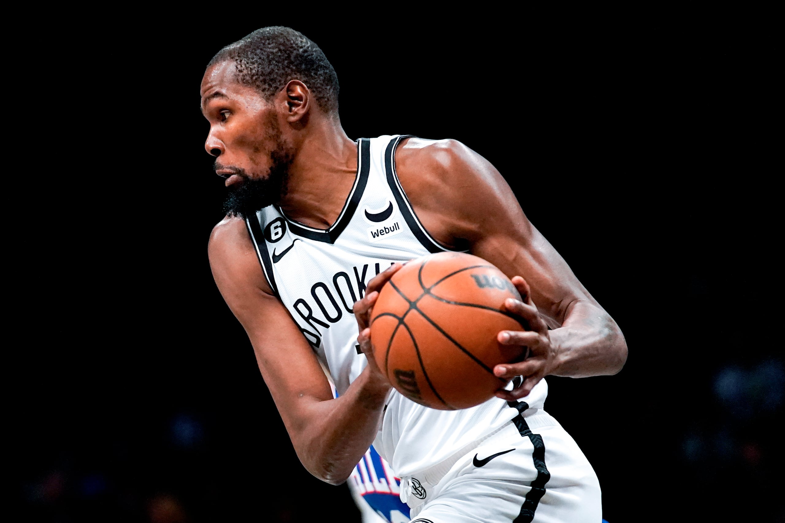 Kevin Durant de los Nets de Brooklyn domina el balón durante el partido de pretemporada contra los 76ers de Filadelfia, el 3 de octubre de 2022. (AP Foto/Julia Nikhinson)