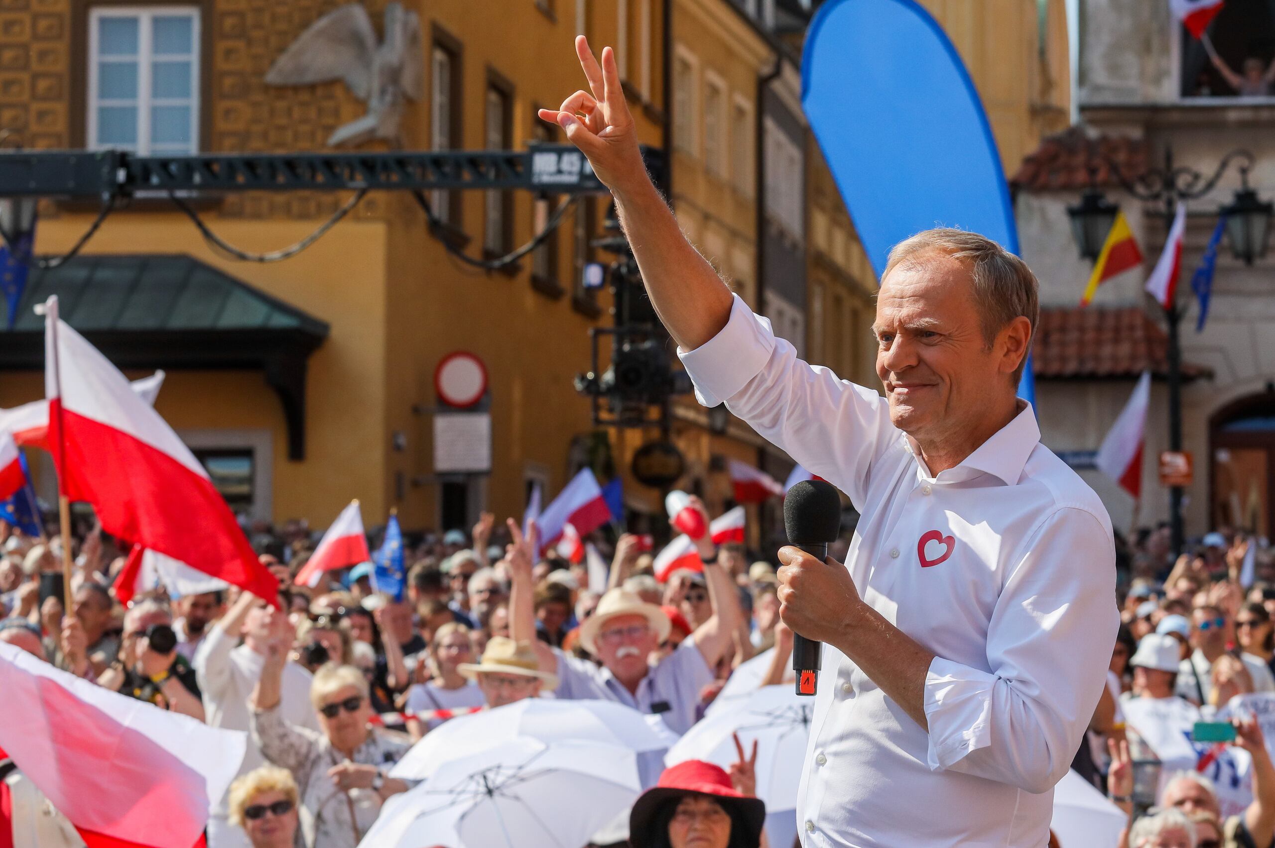 El líder opositor polaco Donald Tusk durante la manifestación del pasado domingo en Varsovia contra la comisión que investigará la supuesta influencia rusa en pasados gobiernos.  EFE/EPA/Pawel Supernak
