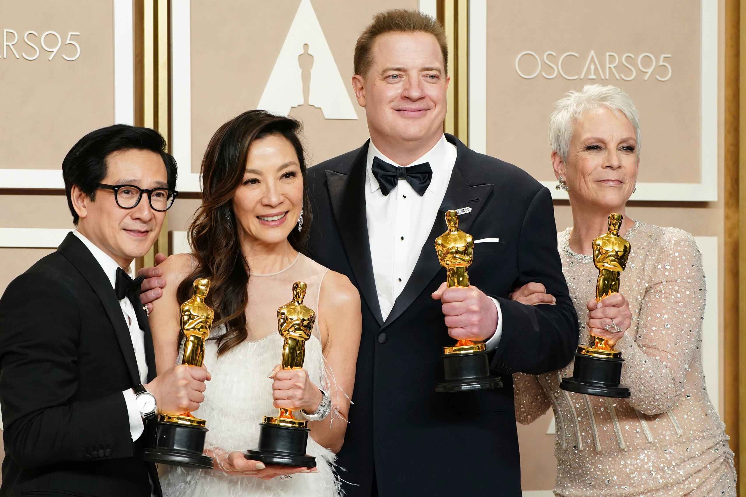 Ke Huy Quan, Michelle Yeoh, Brendan Fraser y Jamie Lee Curtis posan con sus estatuillas al final de la ceremonia de entrega de los premios Oscar 2023. (Photo by Jordan Strauss/Invision/AP)