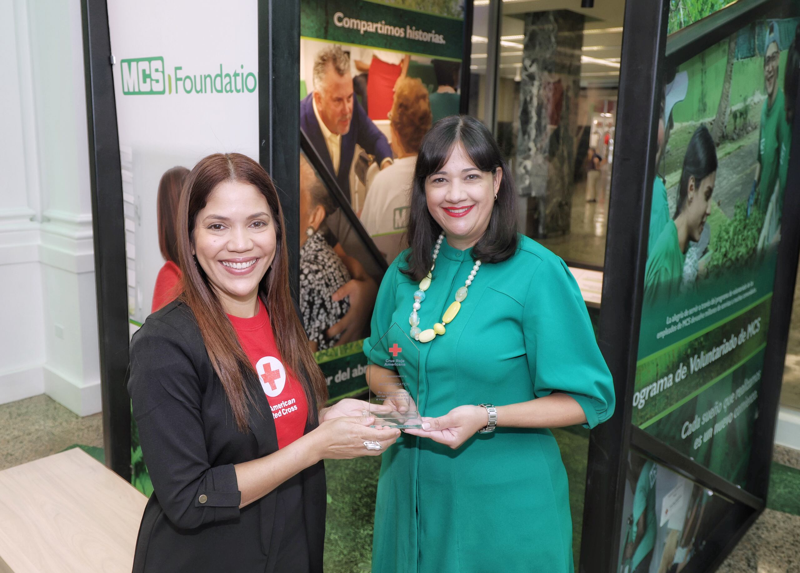 A la izquierda, Zenobia Donato, directora de Desarrollo de la Cruz Roja Americana Capítulo de Puerto Rico, y Maité Morales, principal oficial administrativo de MCS y directora de la Junta de directores de MCS Foundation, muestran el recococimiento otorgado.