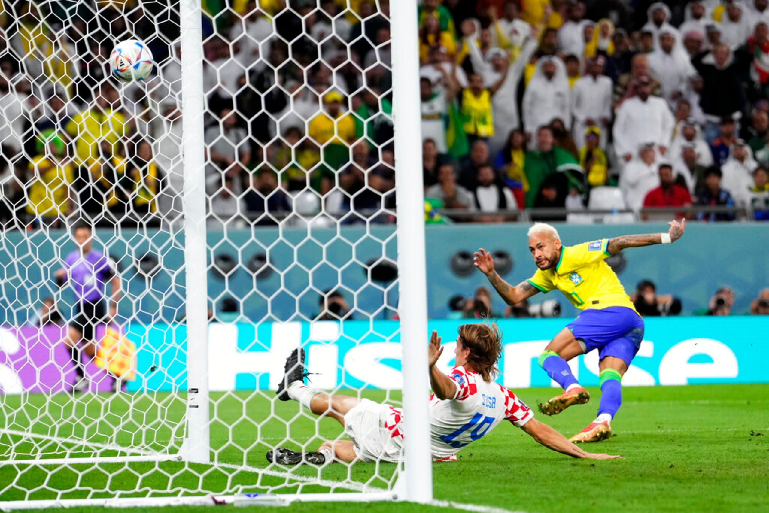 Neymar anota el primer gol de Brasil en el partido contra Croacia por los cuartos de final del Mundial.