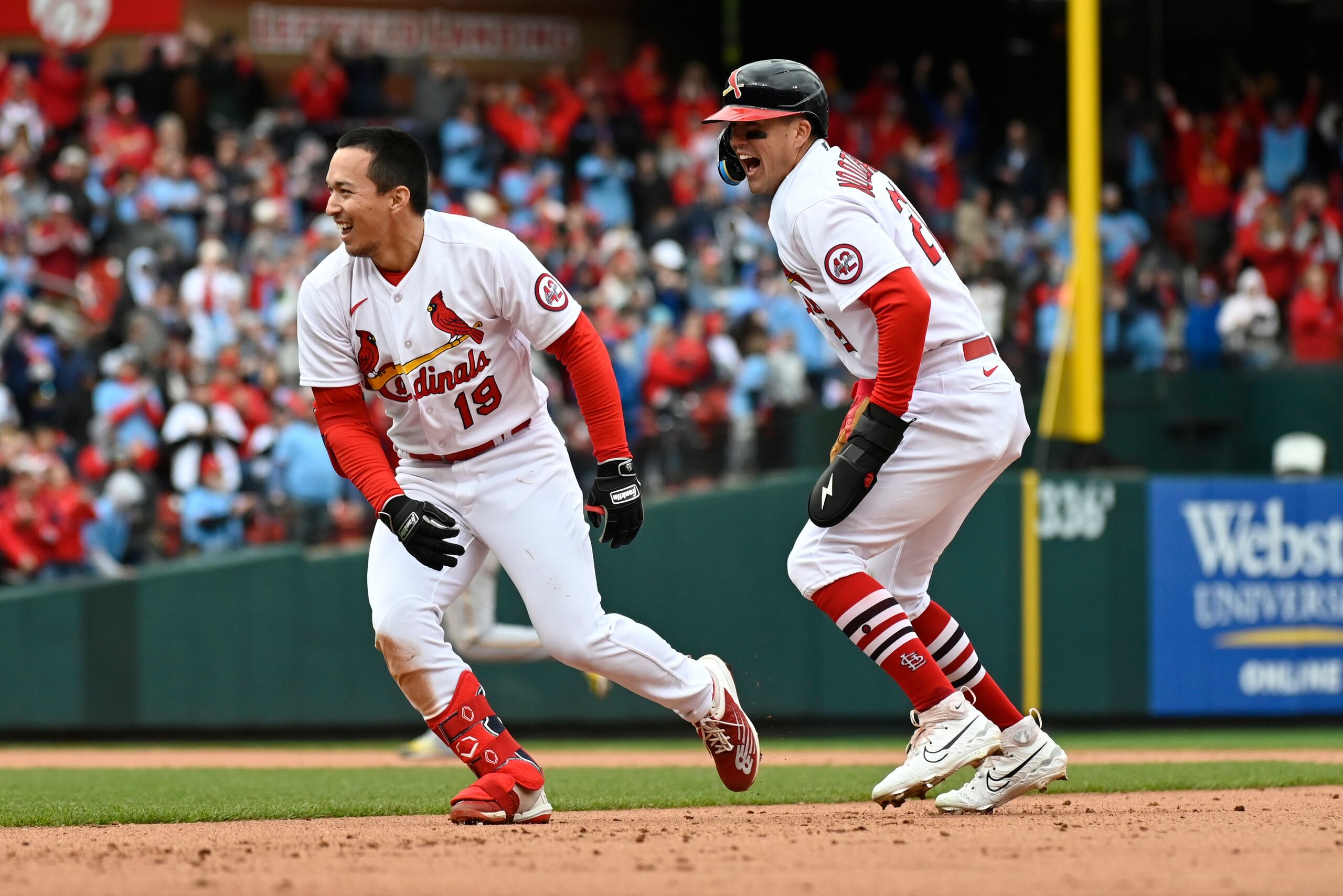 Tommy Edman, izquierda, de los Cardenales de San Luis, celebra con Lars Nootbaar, derecha, después de que pegara un sencillo productor con el que dejaron tendidos a los Piratas de Pittsburgh en juego de béisbol de Grandes Ligas, el domingo 16 de abril de 2023, en San Luis. (AP Foto/Jeff Le)