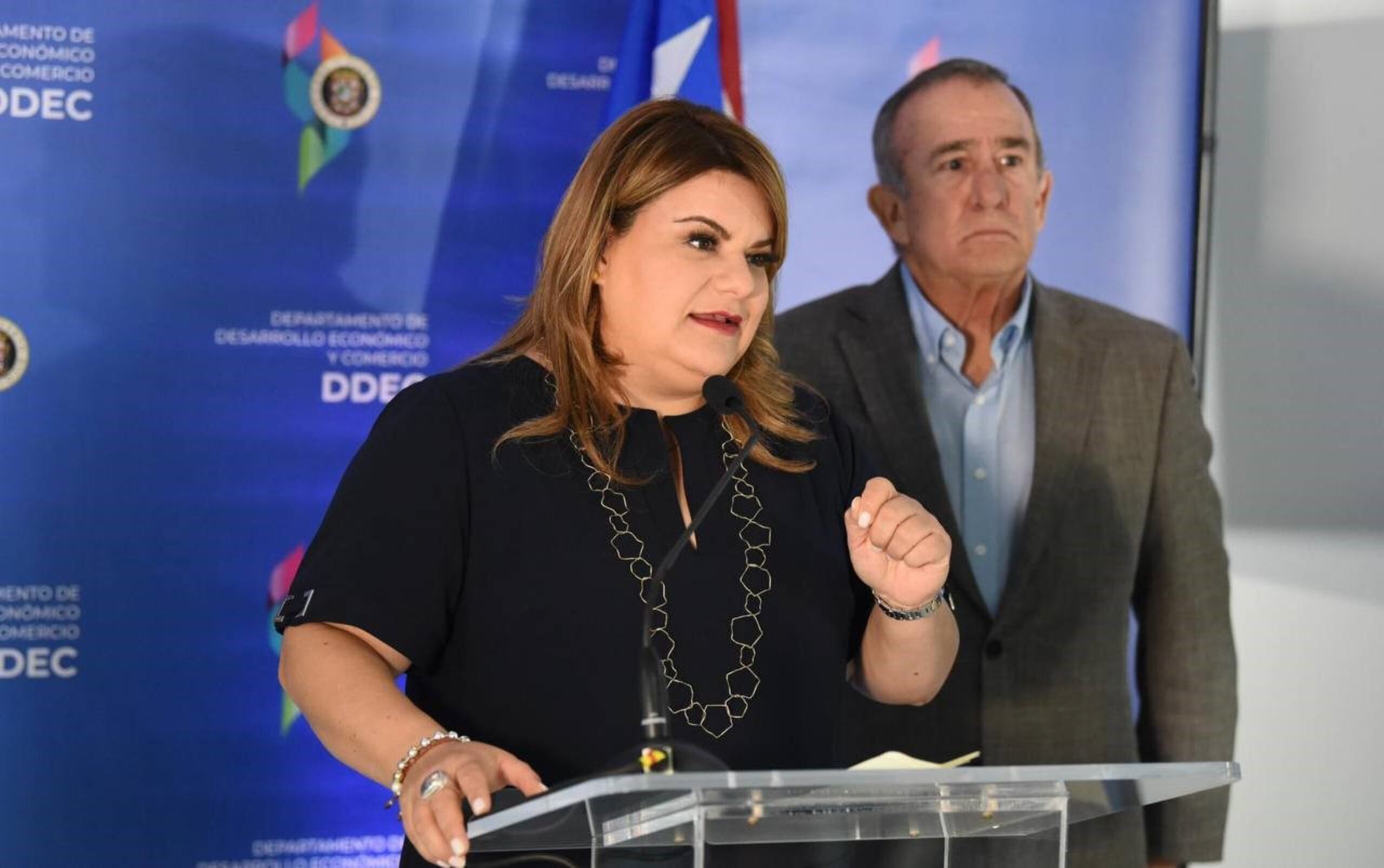 La comisionada residente Jenniffer González junto al secretario de Desarrollo Económico y Comercio, Manuel Cidre, en la conferencia de prensa que ofrecieron hoy, martes.