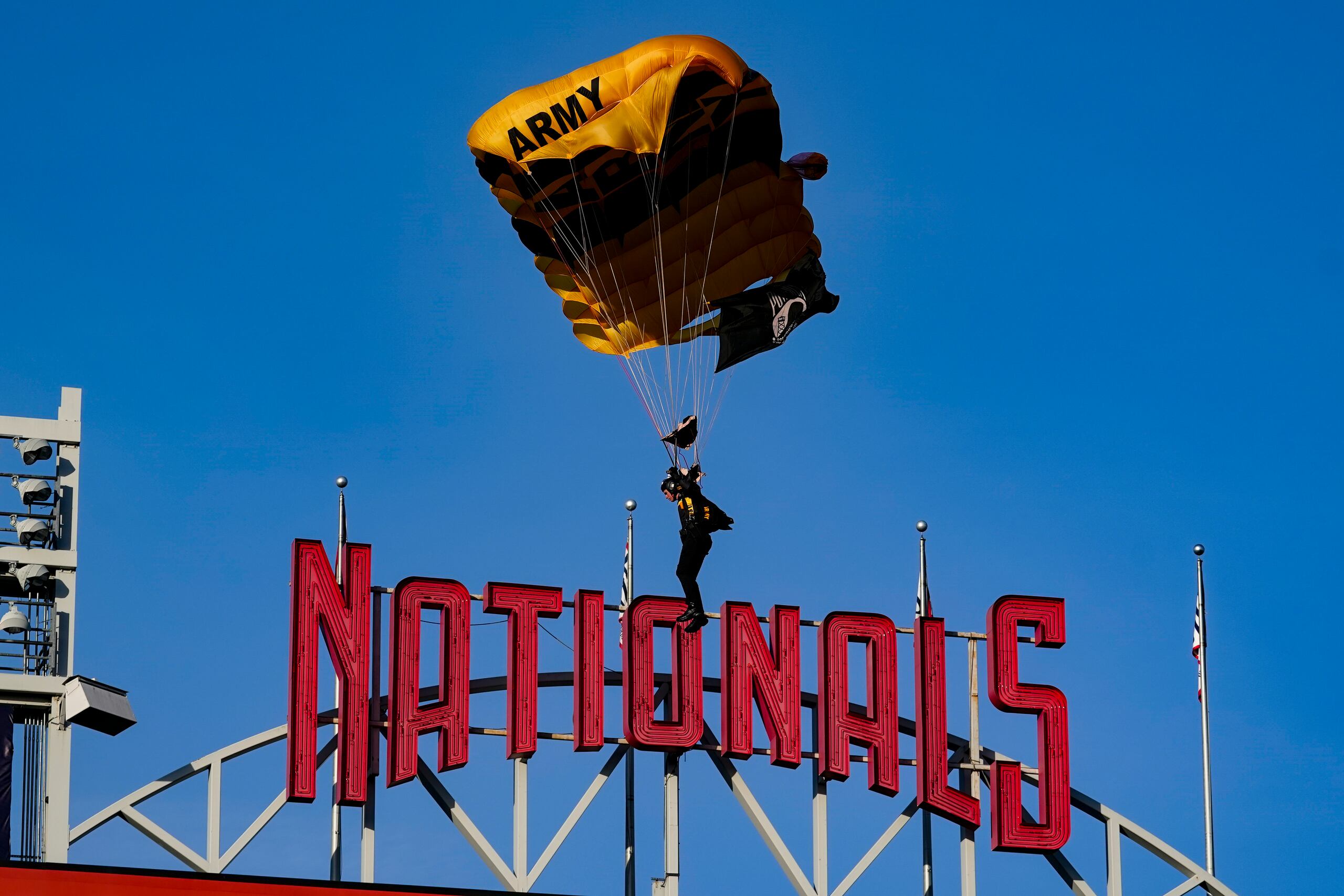 El equipo de paracaidistas del Ejército de Estados Unidos Golden Knights desciende en el Nationals Park antes de un partido de béisbol entre los Nacionales de Washington y los Diamondbacks de Arizona el 20 de abril de 2022, en Washington, D.C.