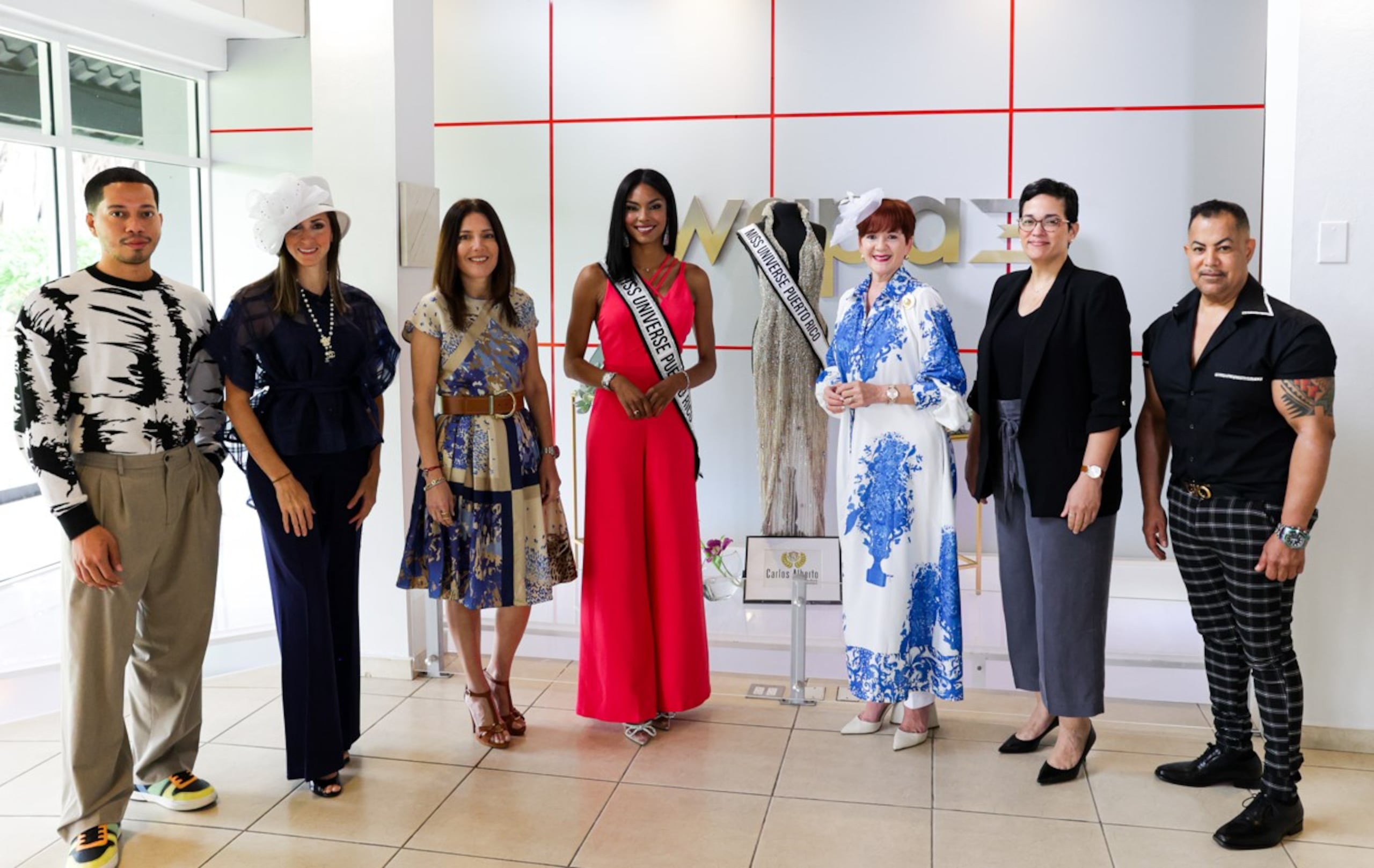 Desde la izquierda: Edgar Ramos, stylist de MUPR; Eunice H. Pike, presidenta Comité Hat Show 2023; Olga Bonnín, vicepresidenta de Finanzas y Administración WAPA; Ashley Cariño, MUPR 2022; Margarita Velasco de Zych, presidenta Club Cívico de Damas de PR; Dra. Nilka de Jesús, Nefróloga Hospital Auxilio Mutuo; Carlos Alberto, diseñador.