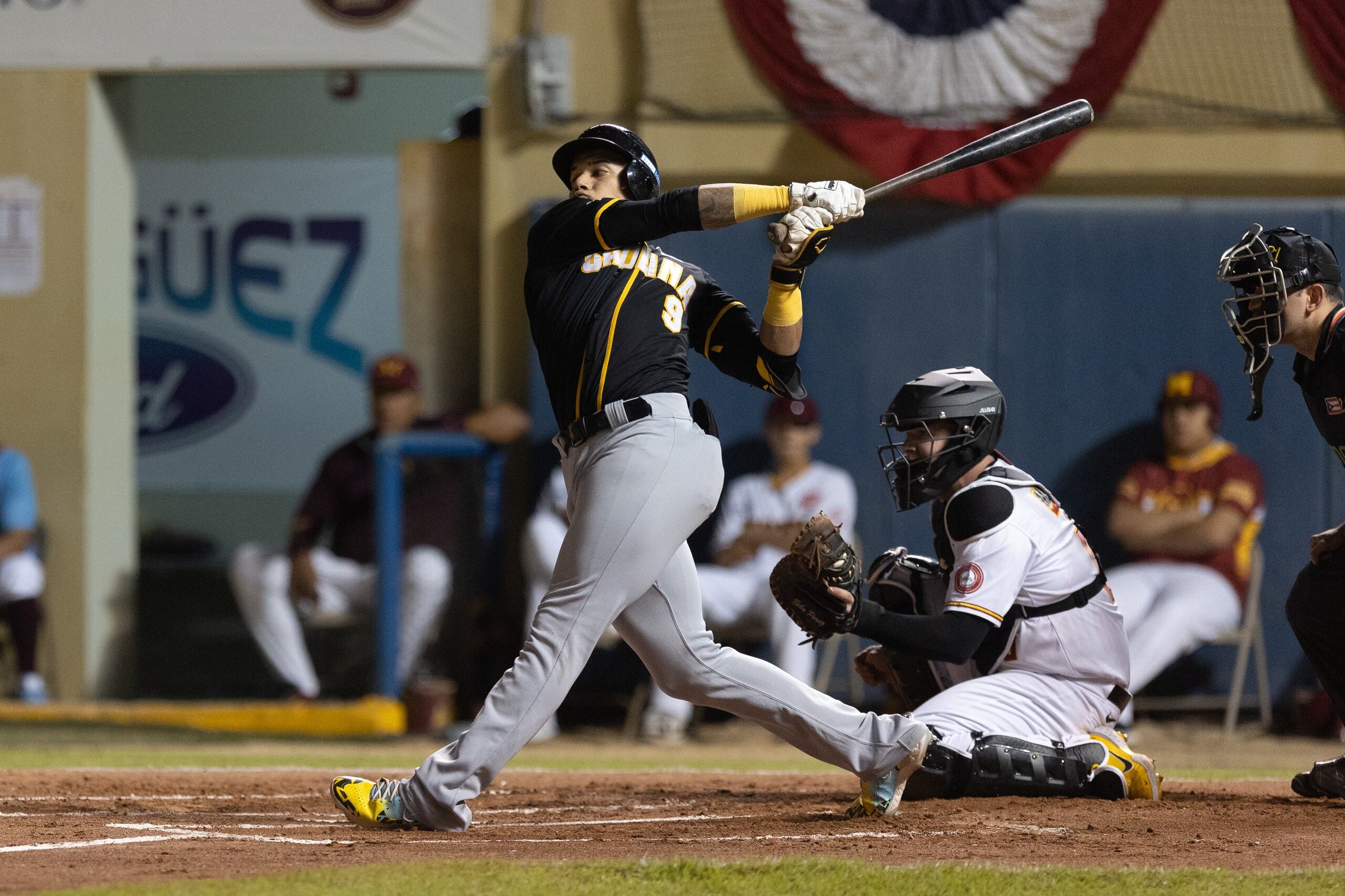 Jan Hernández, de los Gigantes, abanica el bate en su turno al bate en la primera entrada del segundo juego de la final de la pelota invernal en Mayagüez.