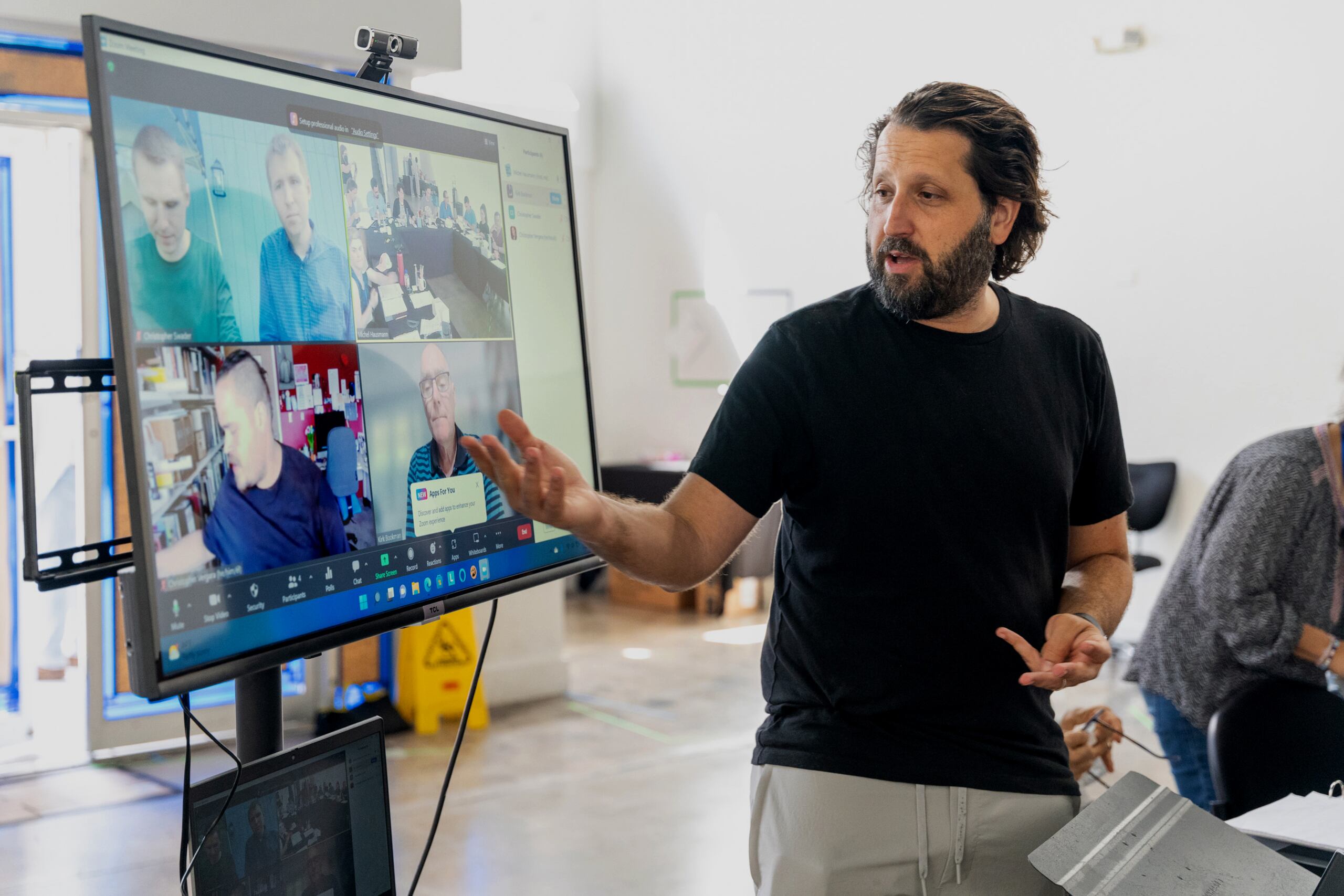 Fotografía cedida por Andrés Manner a través de Miami New Drama donde aparece el creador de esta compañía, el venezolano Michel Hausmann, durante la preparación de la puesta en escena de la obra teatral "Elían" que se presentará en inglés con subtítulos en español en el Colony Theatre, de Miami Beach, Florida (EEUU). EFE/ Andrés Manner