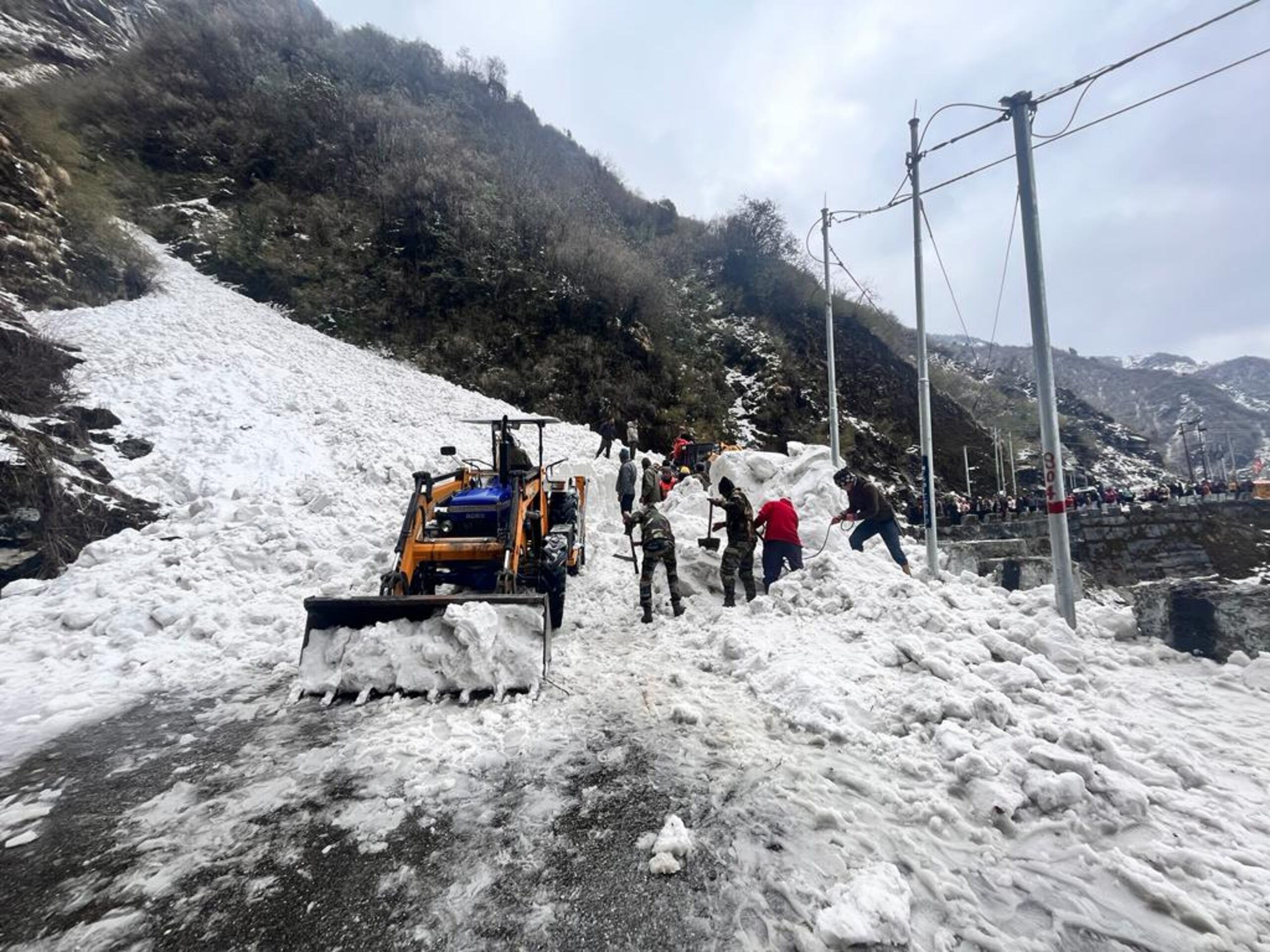 Un grupo de personas con palas y maquinaria intenta rescatar a víctimas sepultadas por una avalancha, este martes en Sikkim, India. EFE/ Ejército Indio