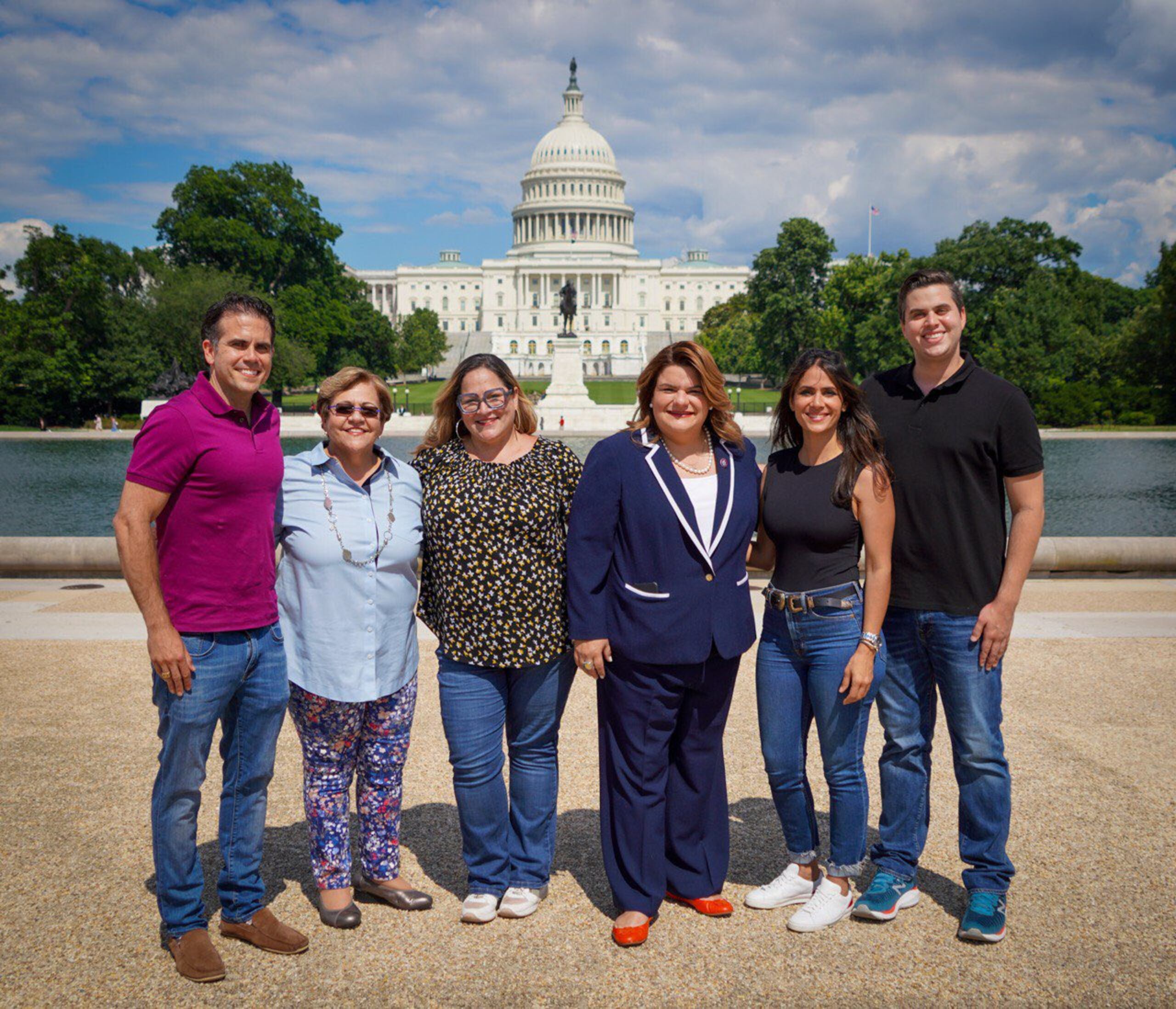 El grupo de cabilderos por la estadidad posa con la comisionada residente frente al Capitolio federal en Washington DC.