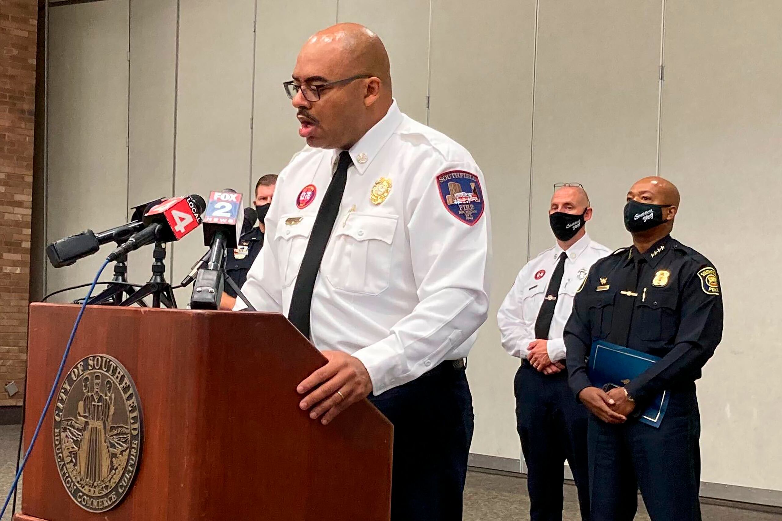 El jefe del departamento de bomberos de Southfield, Michigan, Johnny Menifee, realiza una conferencia de prensa.