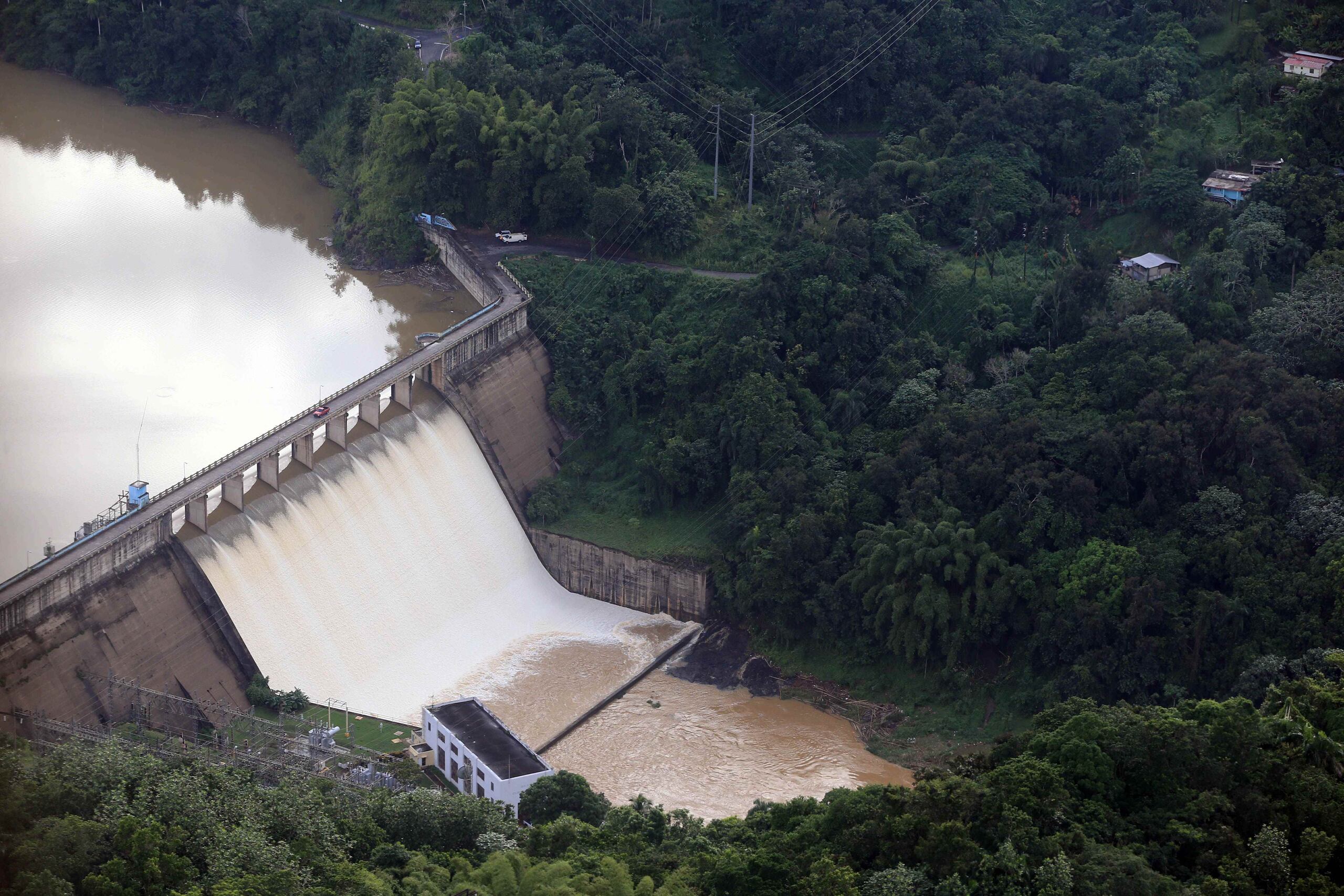 Imagen aérea del Lago Dos Bocas en Utuado.