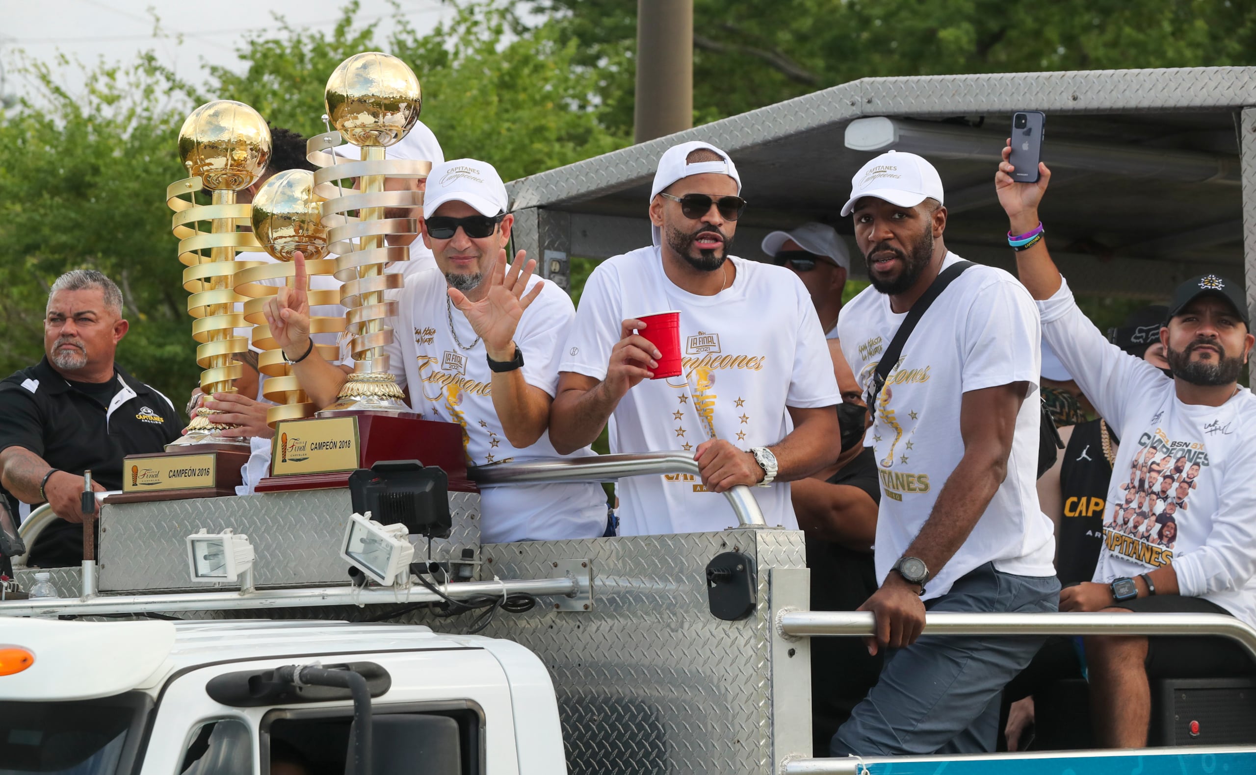 Los Capitanes sacaron para afuera parte de la colección de trofeos de campeonatos en la caravana que hicieron hoy en la tarde.