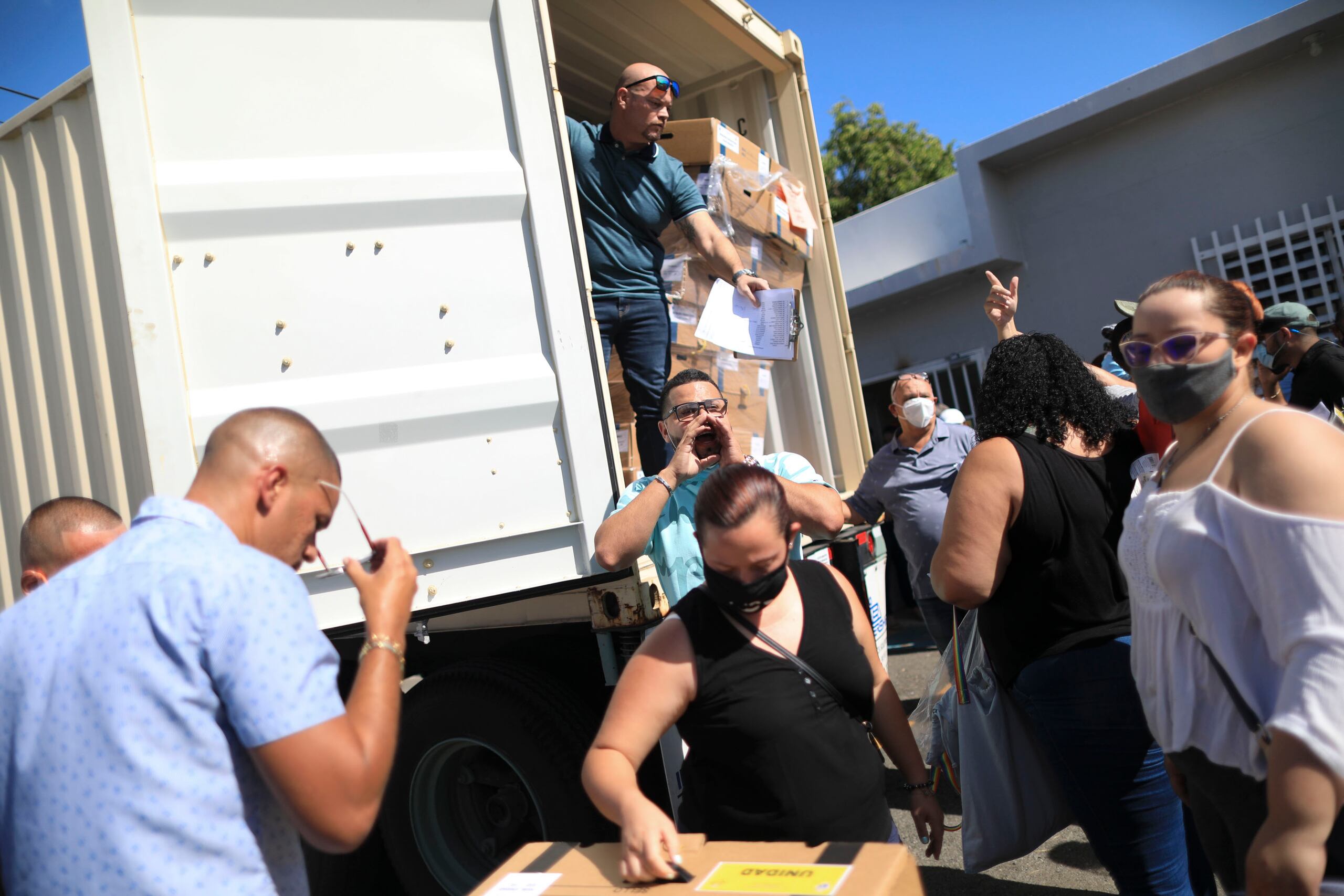 En la foto, llegada tarde de papeletas electorales.