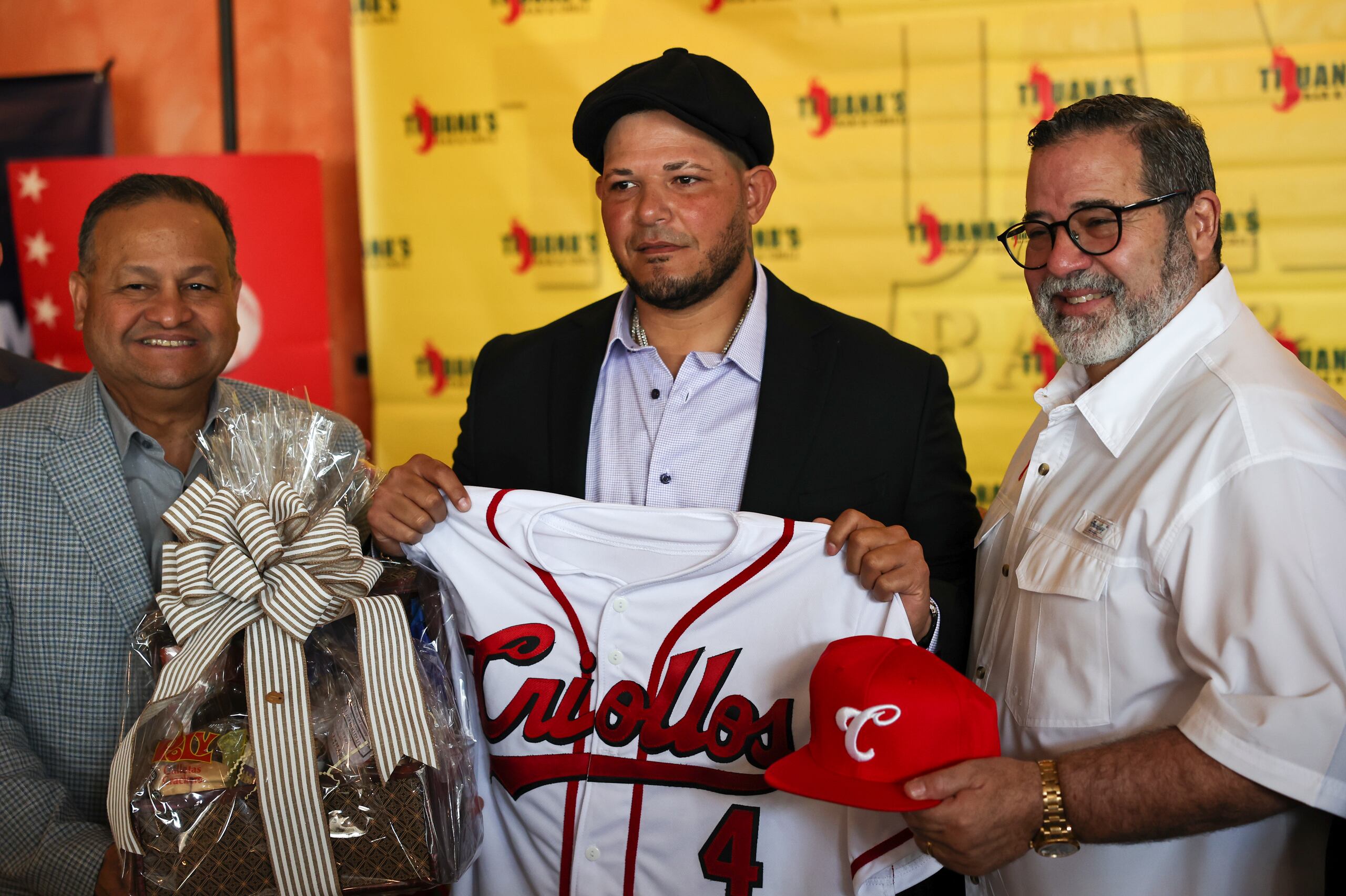 Yadier Molina fue presentado por el dueño de los Criollos, Raúl Rodríguez (derecha).