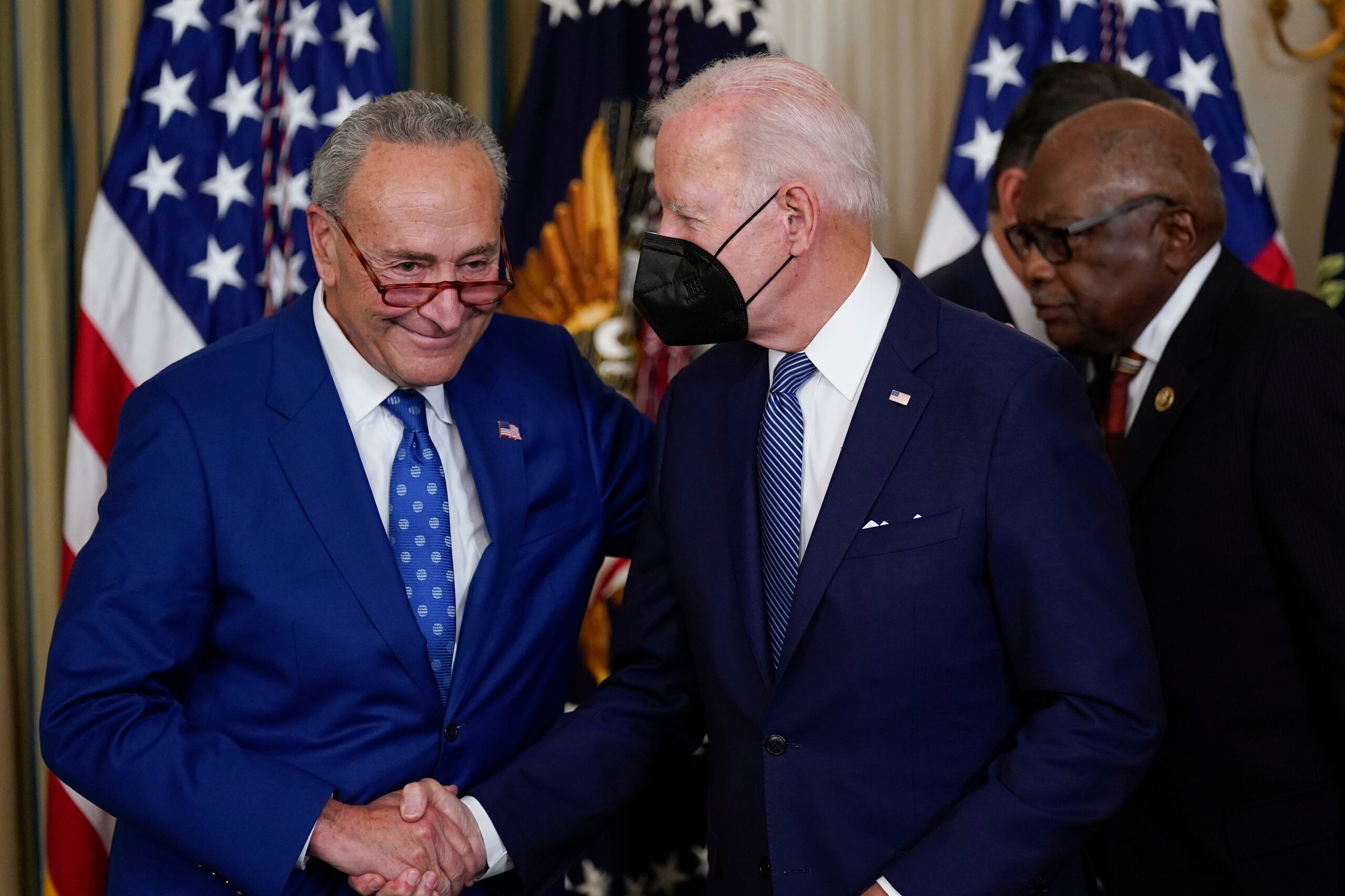 El presidente Joe Biden, junto al líder de la mayoría del Senado, Chuck Schumer, tras firmar la ambiciosa medida que formaba parte de la agenda política de los Demócratas.