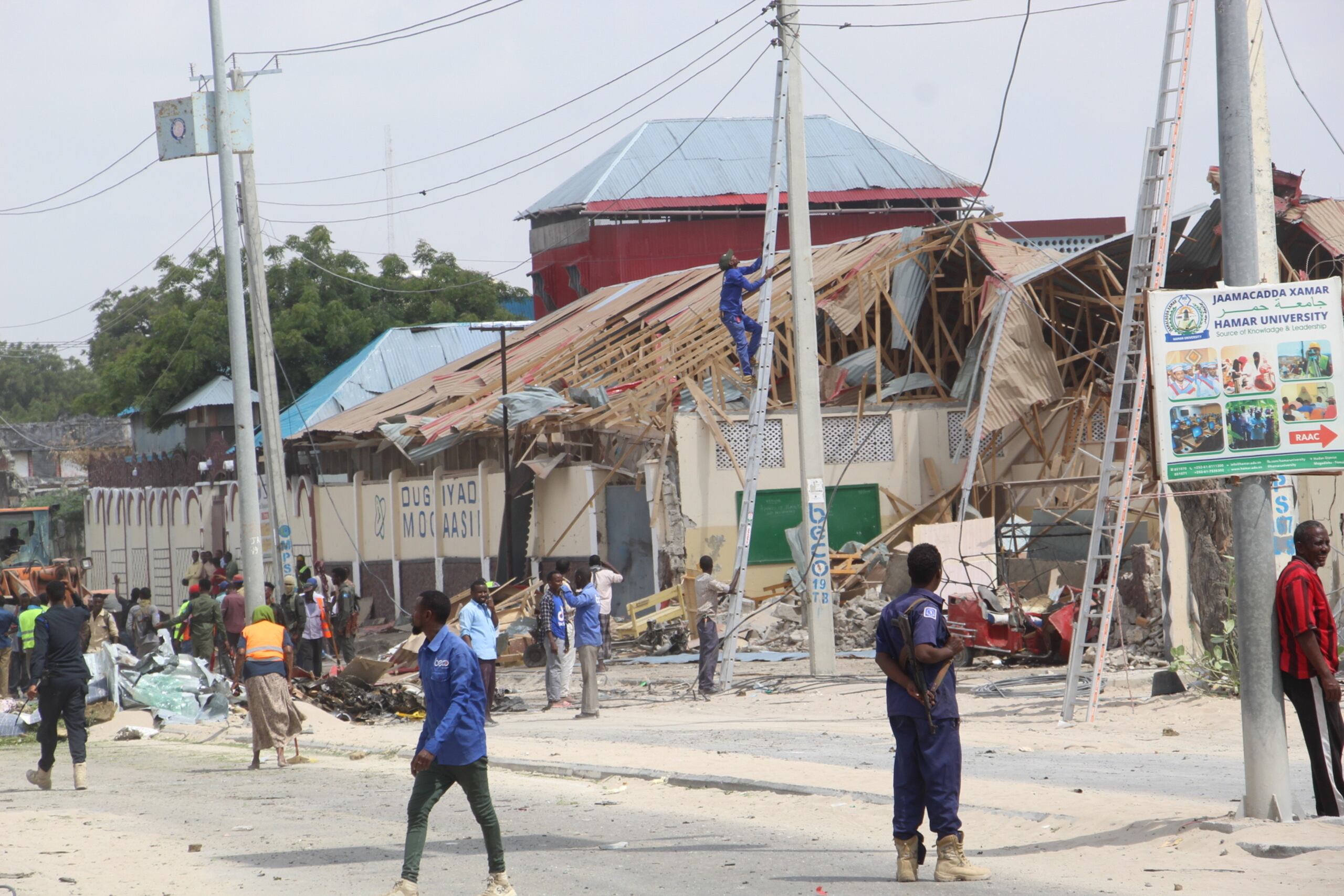 Imagen de archivo de la escena de una explosión en Mogadiscio en noviembre de 2021. EFE/EPA/SAID YUSUF WARSAME
