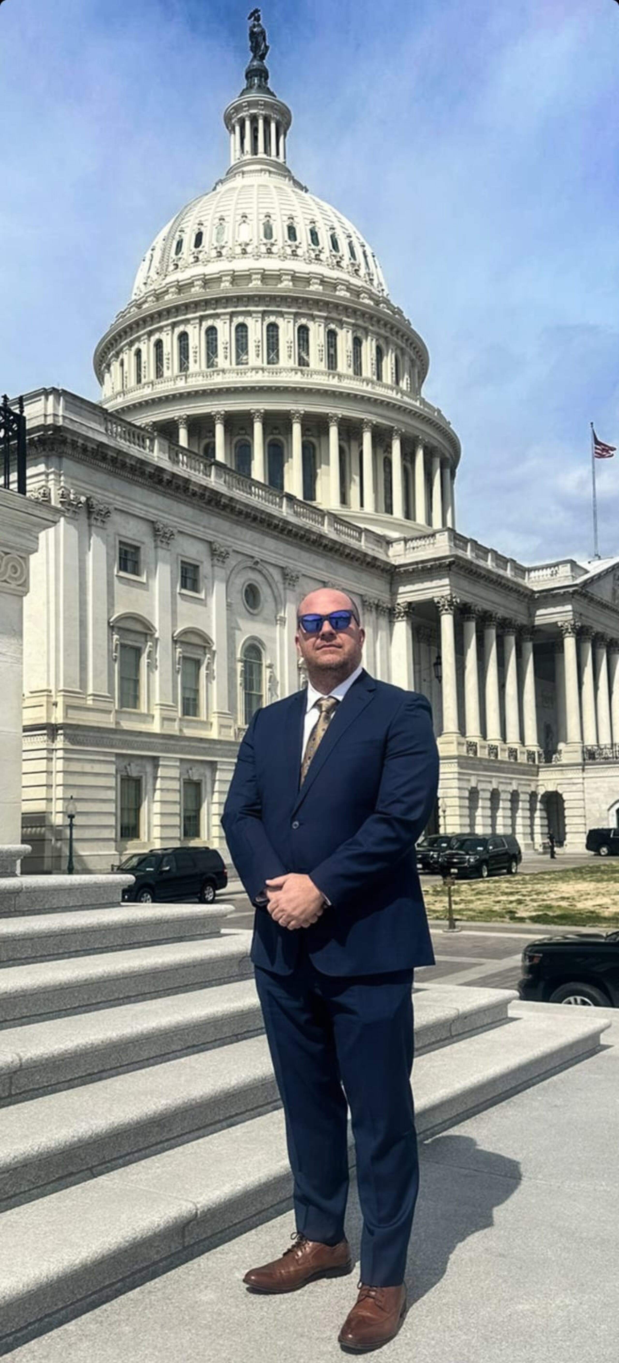 El presidente de la Asociación de Policías Unidos Luchando (APUL), Gabriel Hernández Ramos, se reunió con la comisionada residente en Washington, Jennifer González Colón, para discutir alternativas para alcanzar un retiro digno.