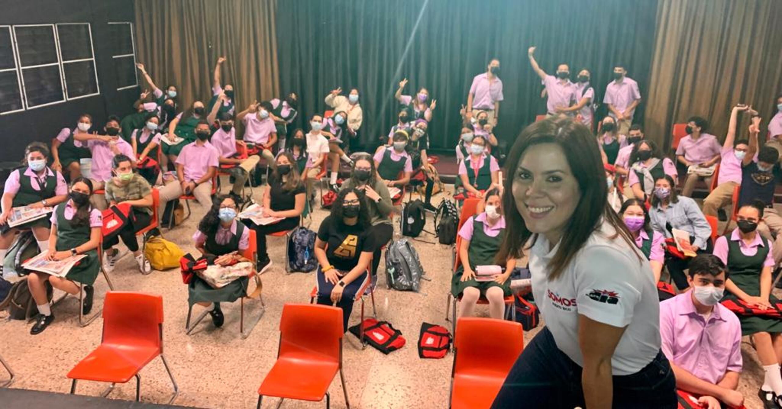 Rosalina Marrero Rodríguez compartió su experiencia como periodista con un grupo de  estudiantes.