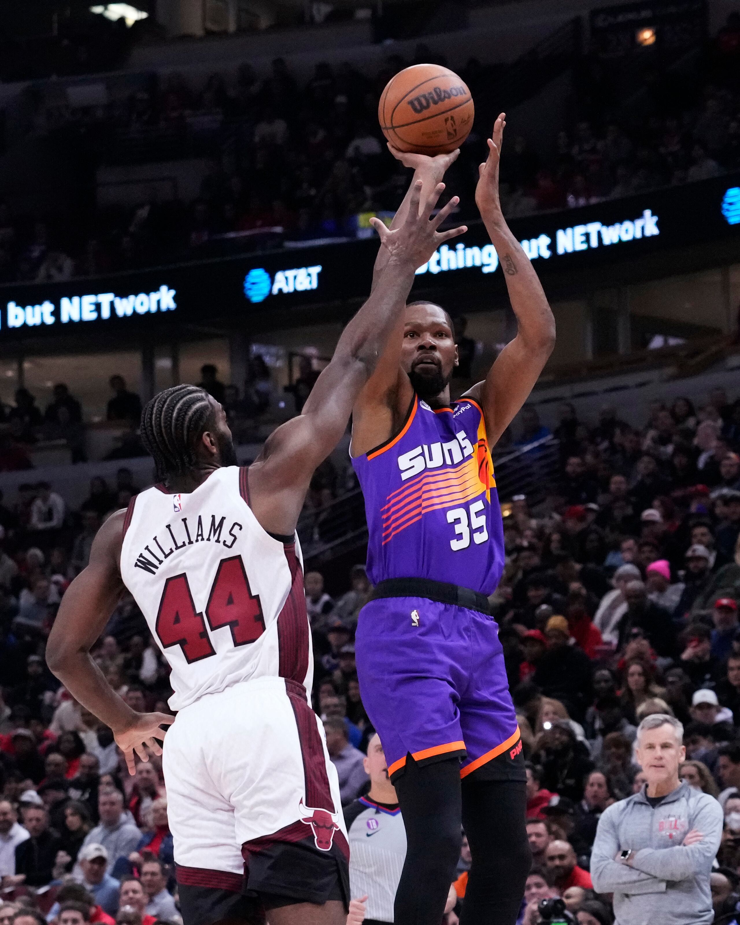 Kevin Durant, de los Suns de Phoenix, se levanta para realizar un disparo ante la defensa de Patrick Williams, de los Bulls, durante el desafío del viernes.