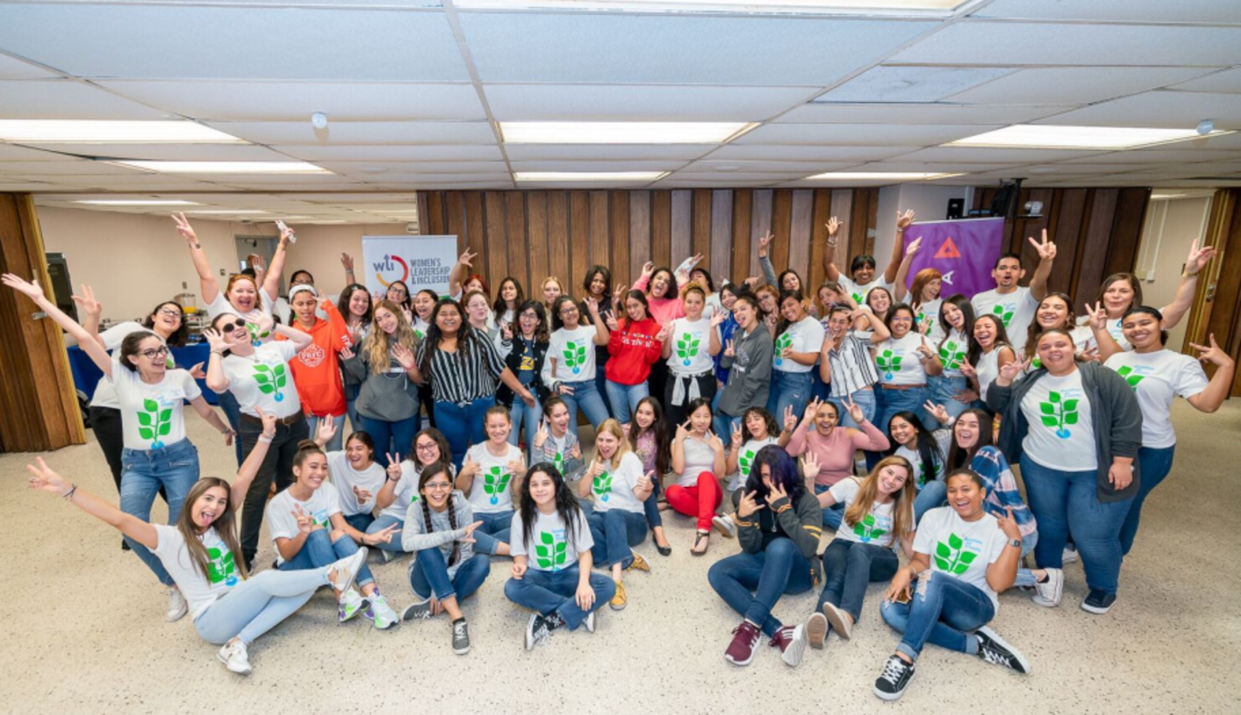 El grupo de jóvenes participantes de la iniciativa “Semillas de Triunfo: Programa de Chicas Embajadoras en STEM”.