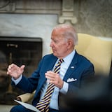 Golpes a la economía afectan a Biden en las encuestas