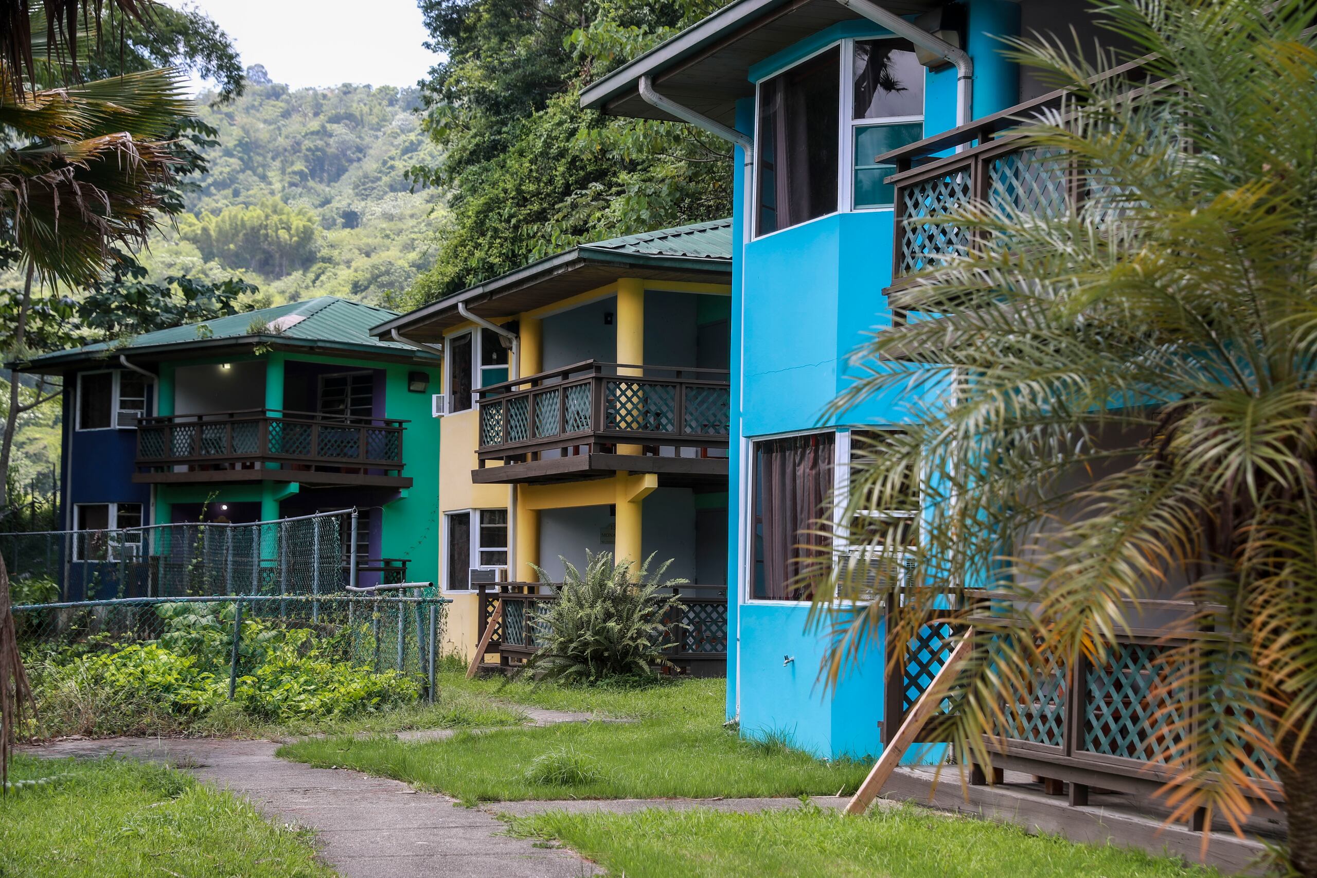 Los apartamentos acomodan hasta seis personas y están equipados con cocina con estufas y neveras.