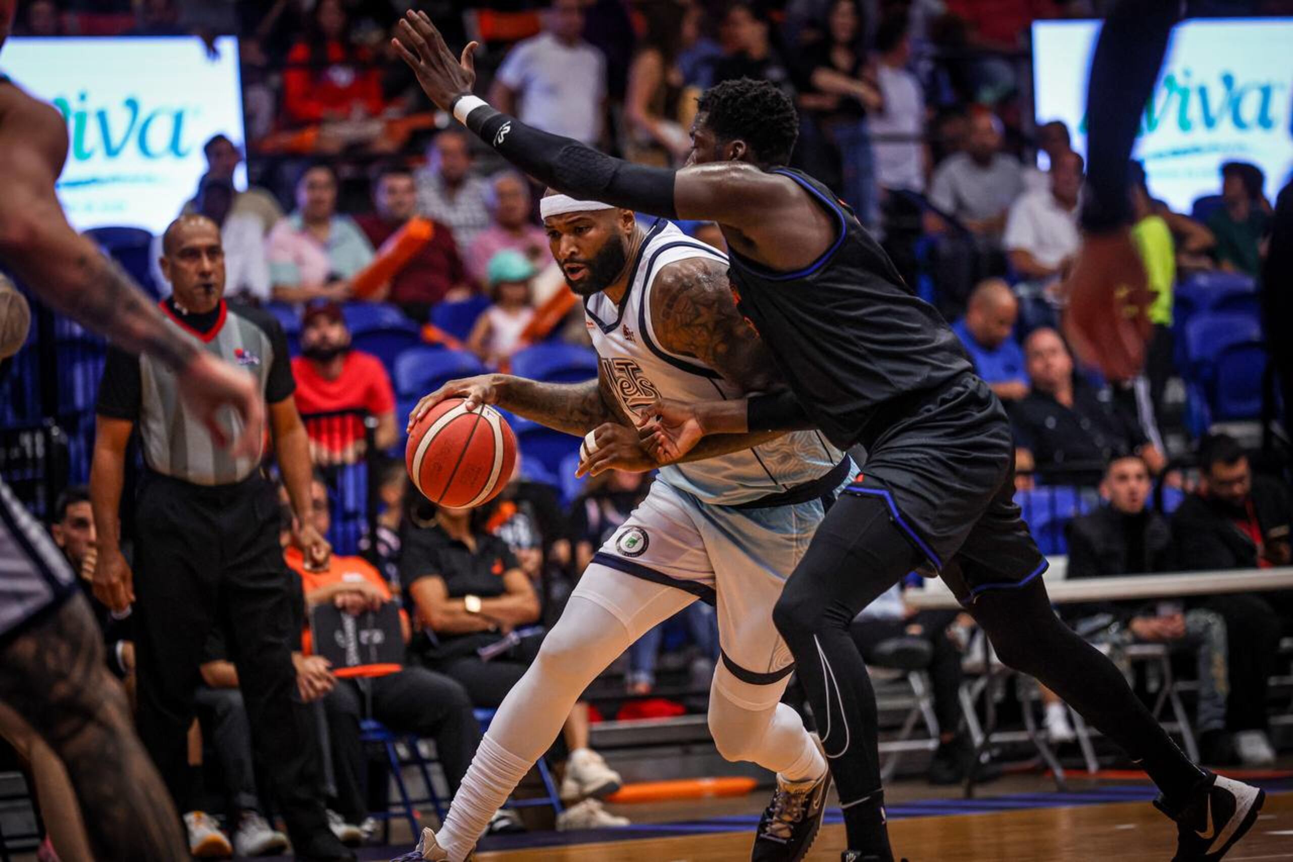 DeMarcus Cousins hizo de todo por los Mets en el triunfo sobre los Cangrejeros, con 22 puntos, 14 rebotes, cinco asistencias, cuatro tapones y un corte de balón.