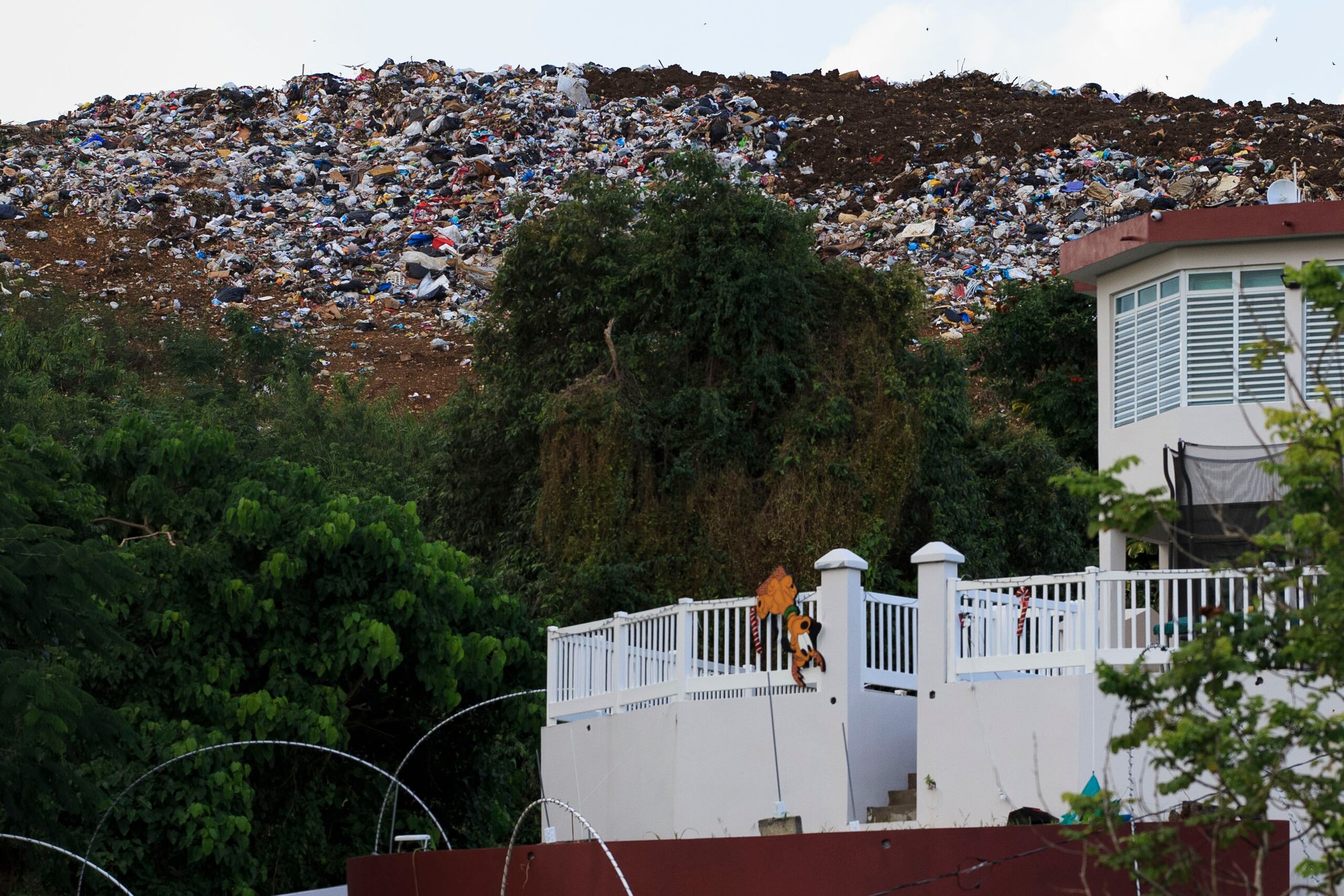 El municipio de Toa Alta enfrenta multas por incumplimiento con las leyes de desechos sólidos, de acuerdo a la EPA.